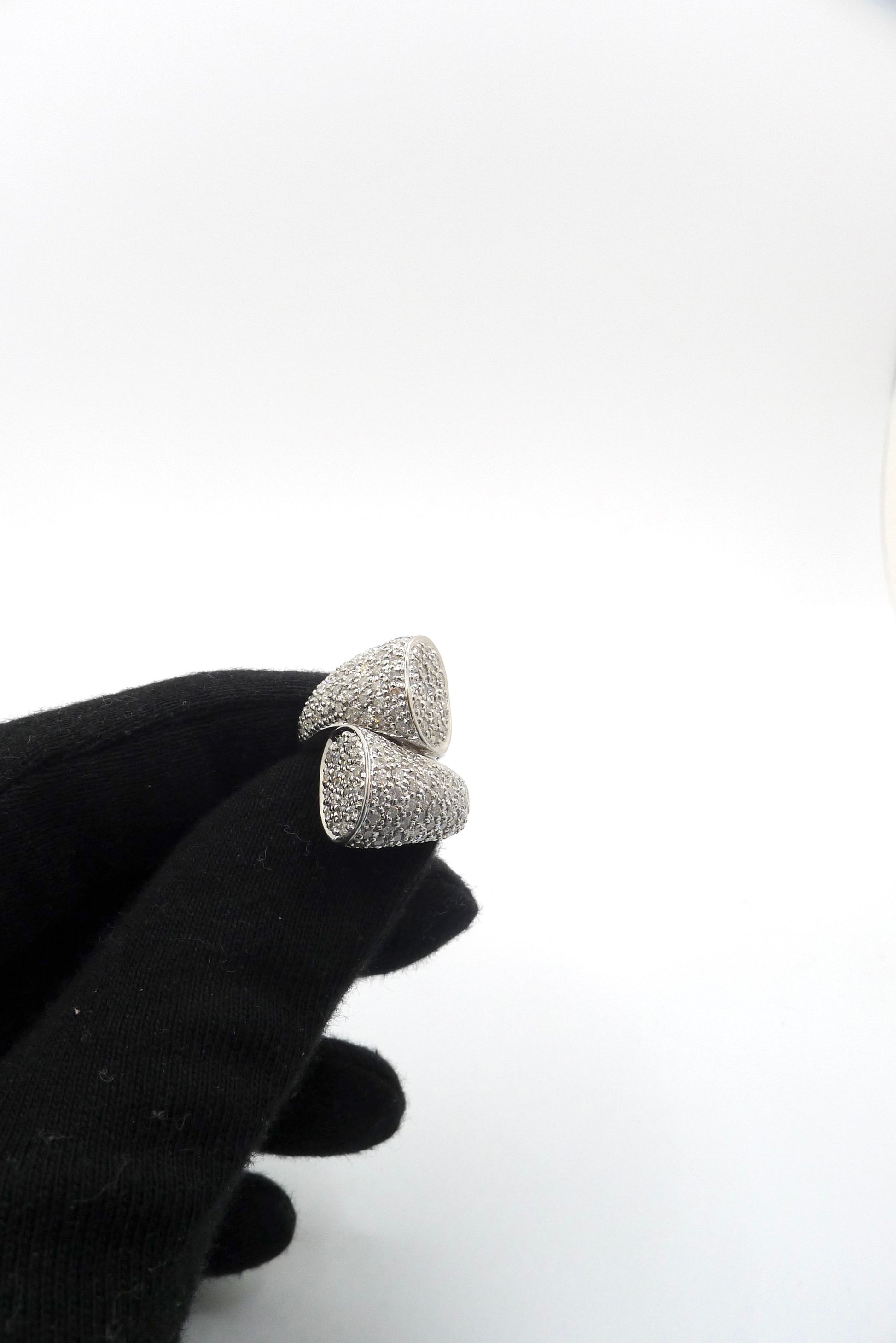 Découvrez cette superbe bague en or blanc sertie de diamants naturels taille brillant pour un poids total de 1,50 ct. Élégante et raffinée, cette bague intemporelle sublime chaque tenue avec son éclat exceptionnel. Livrée dans un écrin, elle est parfaite pour une occasion spéciale ou comme cadeau inoubliable. 