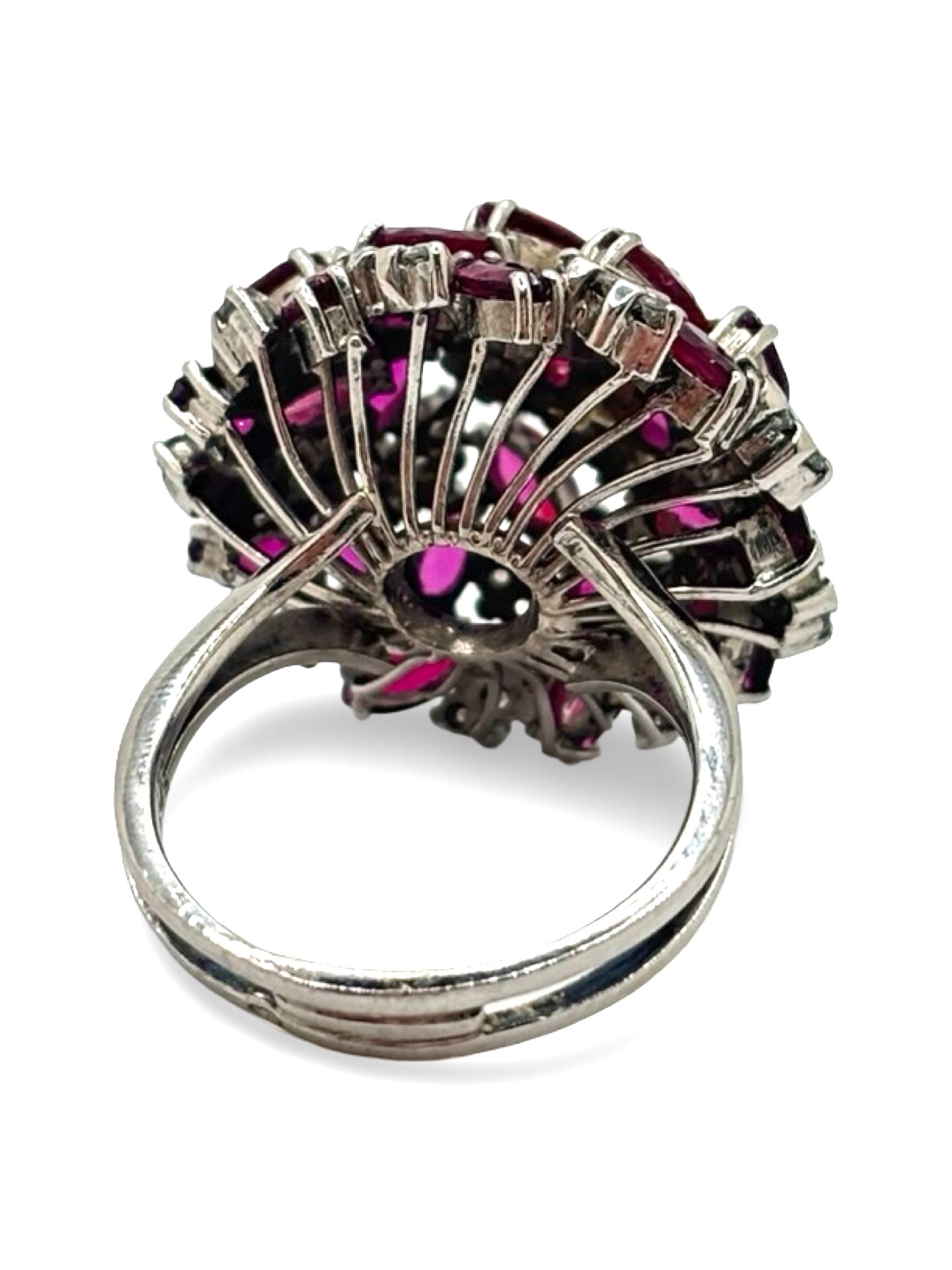 Bague ancienne en or blanc sertie de diamants totalisant 0,35 carat et de rubis. Ce bijou vintage séduit par son élégance intemporelle et l’harmonie entre l’éclat des diamants et la profondeur du rubis. Une bague de caractère, idéale pour les amateurs de joaillerie ancienne, de pierres précieuses et de pièces uniques au charme authentique.
