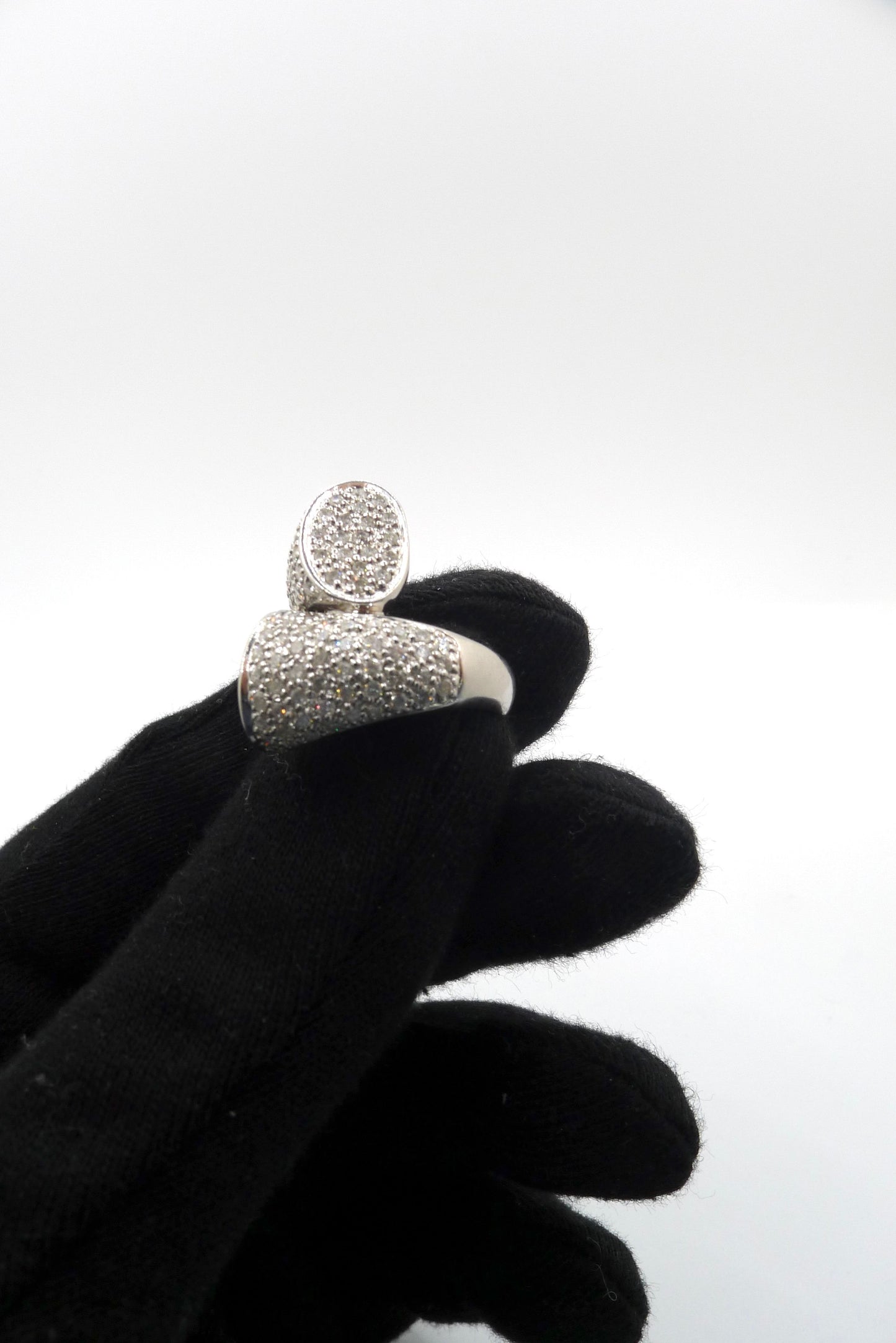 Découvrez cette superbe bague en or blanc sertie de diamants naturels taille brillant pour un poids total de 1,50 ct. Élégante et raffinée, cette bague intemporelle sublime chaque tenue avec son éclat exceptionnel. Livrée dans un écrin, elle est parfaite pour une occasion spéciale ou comme cadeau inoubliable. 