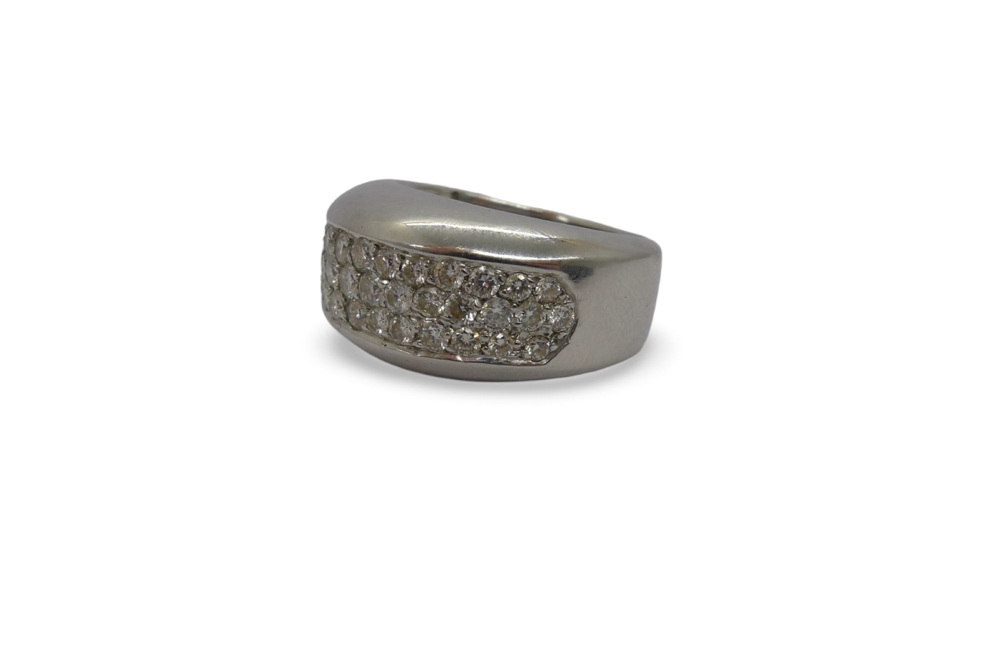 Découvrez notre superbe bague en or blanc ornée de 46 diamants naturels taillés en brillants, offrant un éclat incomparable. Avec un poids total d’environ 1 carat, cette bague allie luxe et finesse pour sublimer chaque occasion. Idéale pour un cadeau ou pour compléter une collection de bijoux intemporels, cette pièce exceptionnelle incarne l’élégance et la sophistication.
