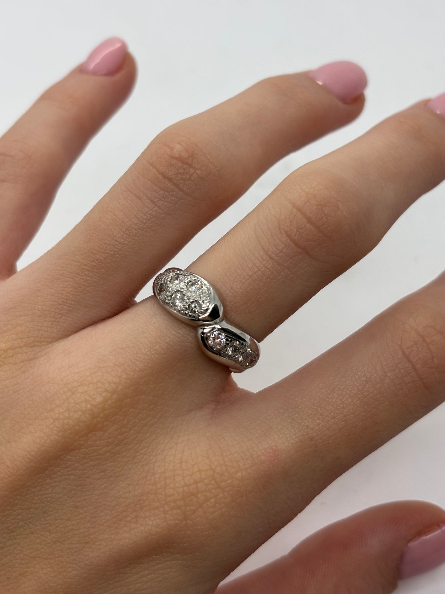 Bague élégante en or blanc sertie de diamants totalisant 0,60 carat, alliant raffinement et éclat subtil. Son design épuré met en valeur la brillance des pierres, créant un bijou intemporel idéal pour un mariage, une fiançailles ou un cadeau précieux. Une pièce raffinée qui illumine chaque main avec élégance.