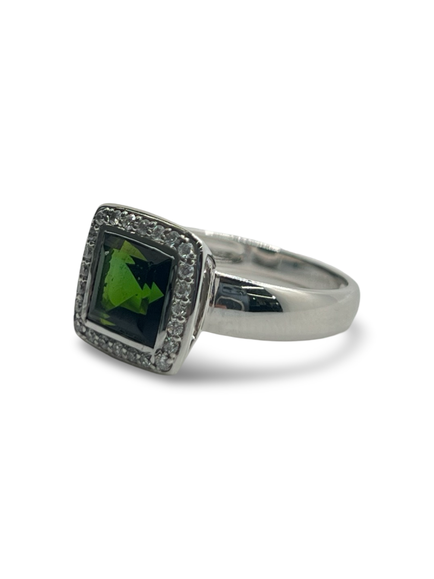 Découvrez cette élégante bague en or blanc, sertie d'une tourmaline verte de 2 carats environ, accompagnée de diamants scintillants. Ce bijou raffiné est présenté dans un écrin élégant, parfait pour offrir un cadeau précieux. Idéale pour toutes les occasions spéciales, cette bague combine la beauté de l'or blanc et l'éclat unique de la tourmaline verte, sublimée par la brillance des diamants.