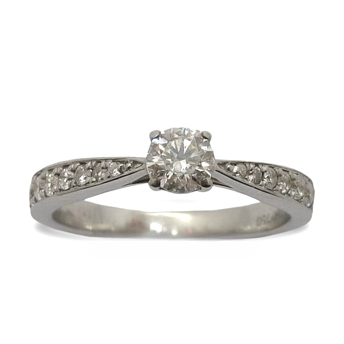 Laissez-vous séduire par cette bague en or blanc sertie de diamants étincelants pour un poids total de 0,53 ct. Élégante et intemporelle, elle apportera une touche de raffinement à chaque occasion. Idéale pour un cadeau précieux, une demande en mariage ou simplement pour sublimer votre style au quotidien.
