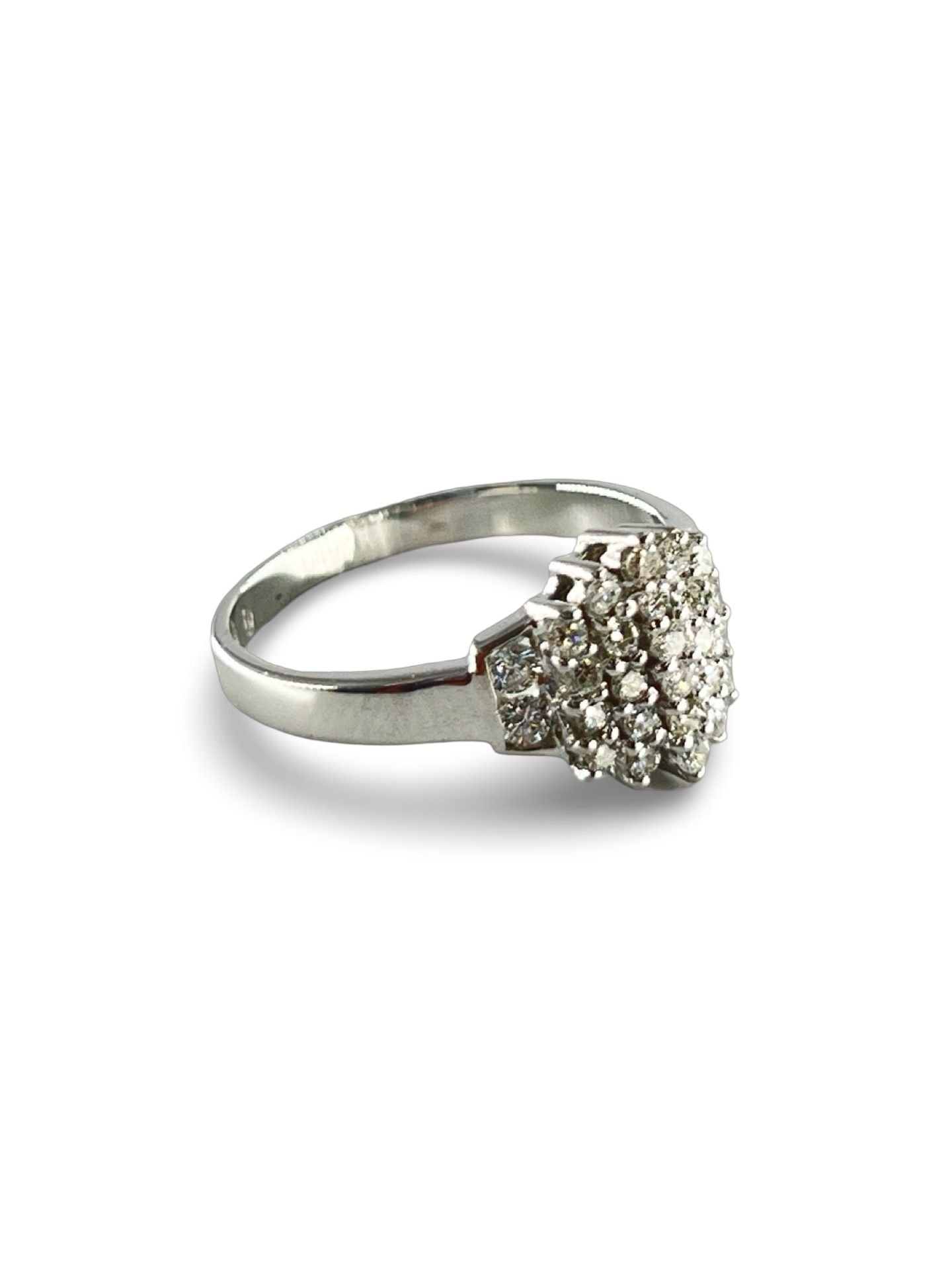 Découvrez cette élégante bague en or blanc, sublimée par de magnifiques diamants d'une qualité exceptionnelle. Avec un poids total d'environ 0,54 ct, elle incarne à la fois la beauté et le raffinement. Parfaite pour marquer un moment spécial ou ajouter une touche de luxe à votre collection de bijoux, cette bague en or blanc et diamants est un choix intemporel et sophistiqué.