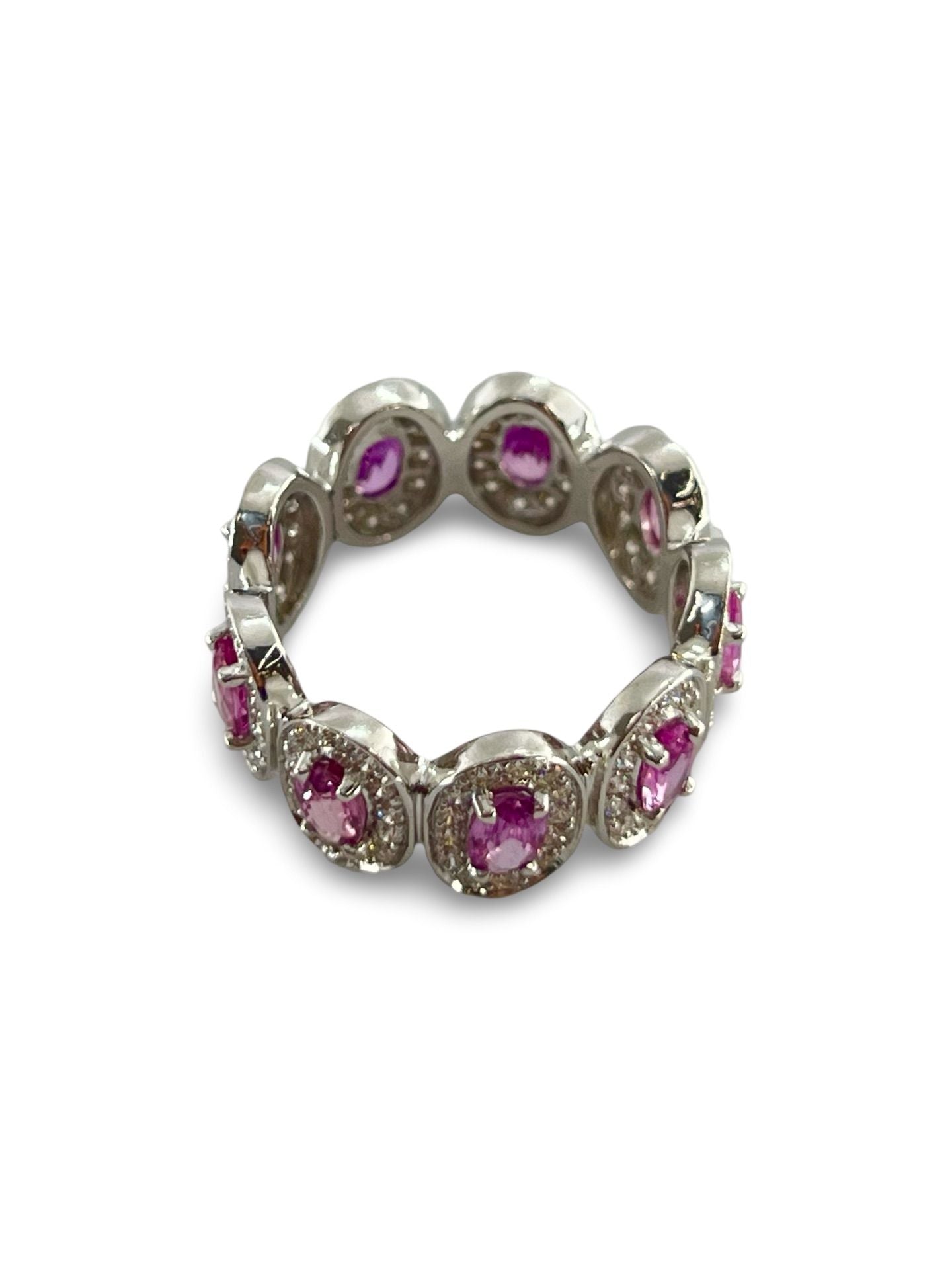 Découvrez cette magnifique bague en or blanc, sublimée par 9 saphirs roses naturels taillés ovales, d'un poids total d'environ 2,70 ct (0,30 ct chacun). Les diamants de qualité, pesant au total environ 1,10 ct, ajoutent une touche d'élégance à ce bijou unique. Parfaite pour une occasion spéciale ou pour offrir un cadeau inoubliable, cette bague allie finesse et éclat.