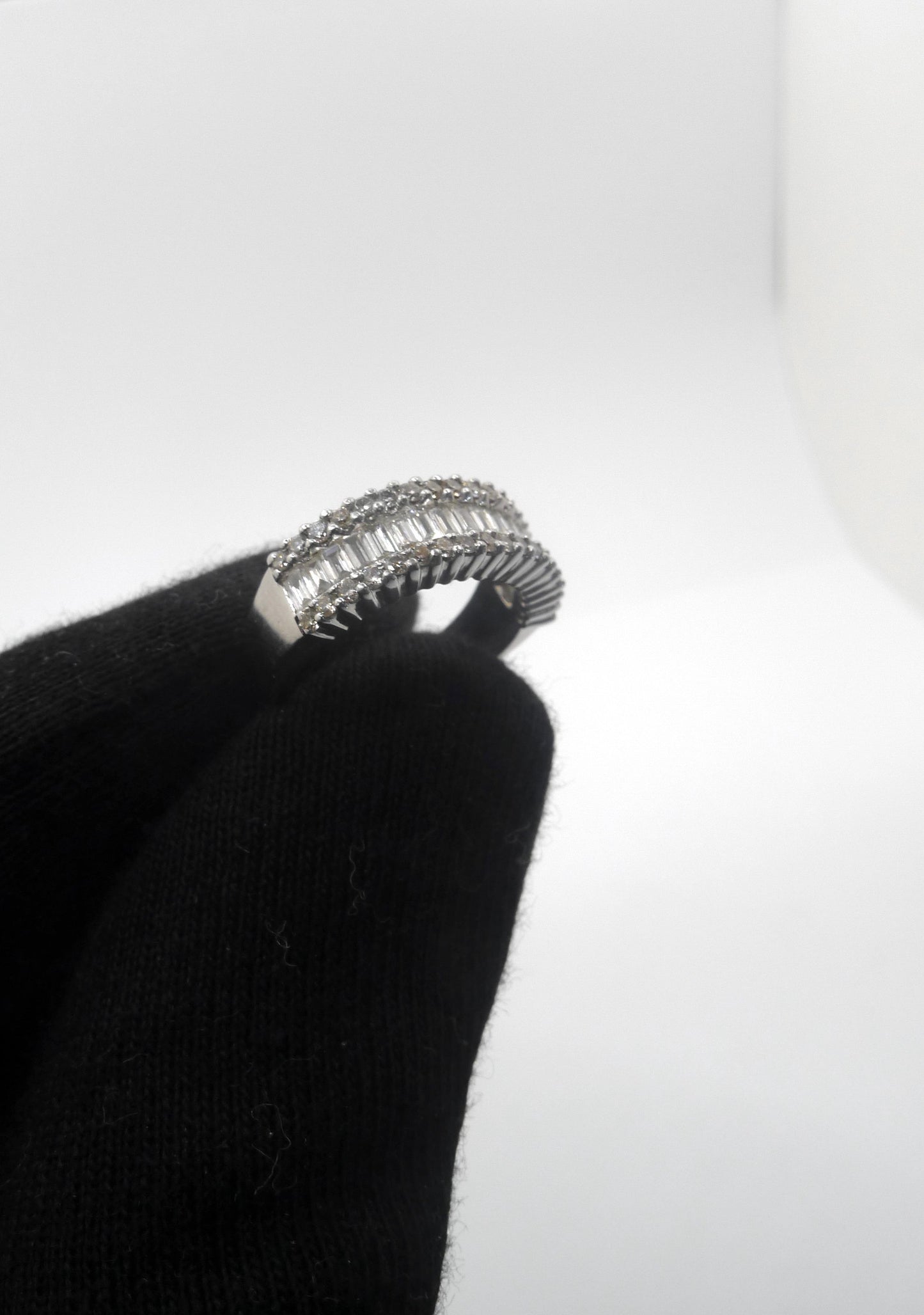 Découvrez une somptueuse bague en or blanc, sublimée par des diamants naturels d’exception taillés en baguettes et en brillants (E-F/VVS). Symbole d’élégance et de raffinement, cette pièce unique allie éclat et pureté pour un bijou d’une qualité incomparable. Livrée dans un écrin, elle saura sublimer chaque instant avec prestige et sophistication.