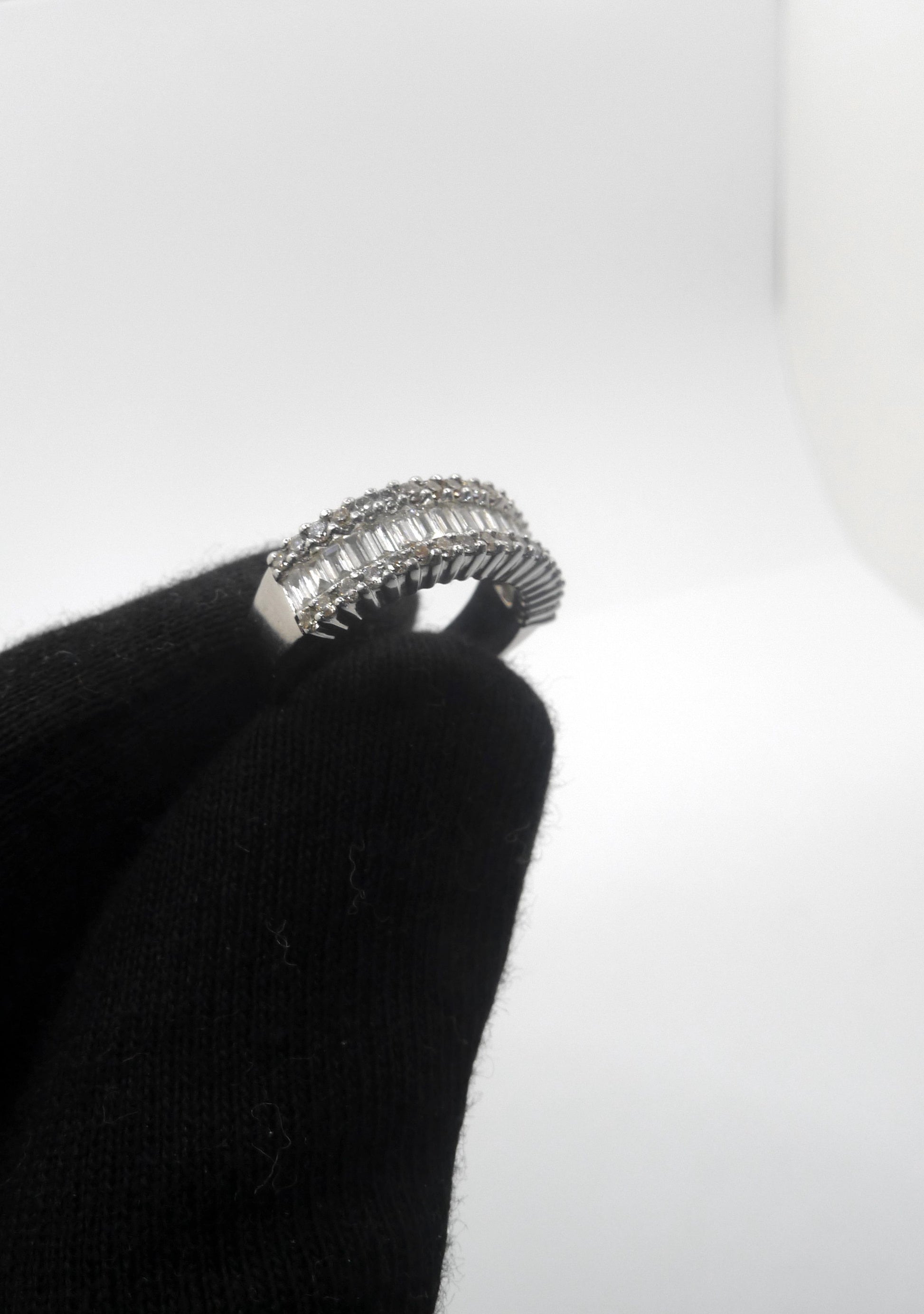 Découvrez une somptueuse bague en or blanc, sublimée par des diamants naturels d’exception taillés en baguettes et en brillants (E-F/VVS). Symbole d’élégance et de raffinement, cette pièce unique allie éclat et pureté pour un bijou d’une qualité incomparable. Livrée dans un écrin, elle saura sublimer chaque instant avec prestige et sophistication.