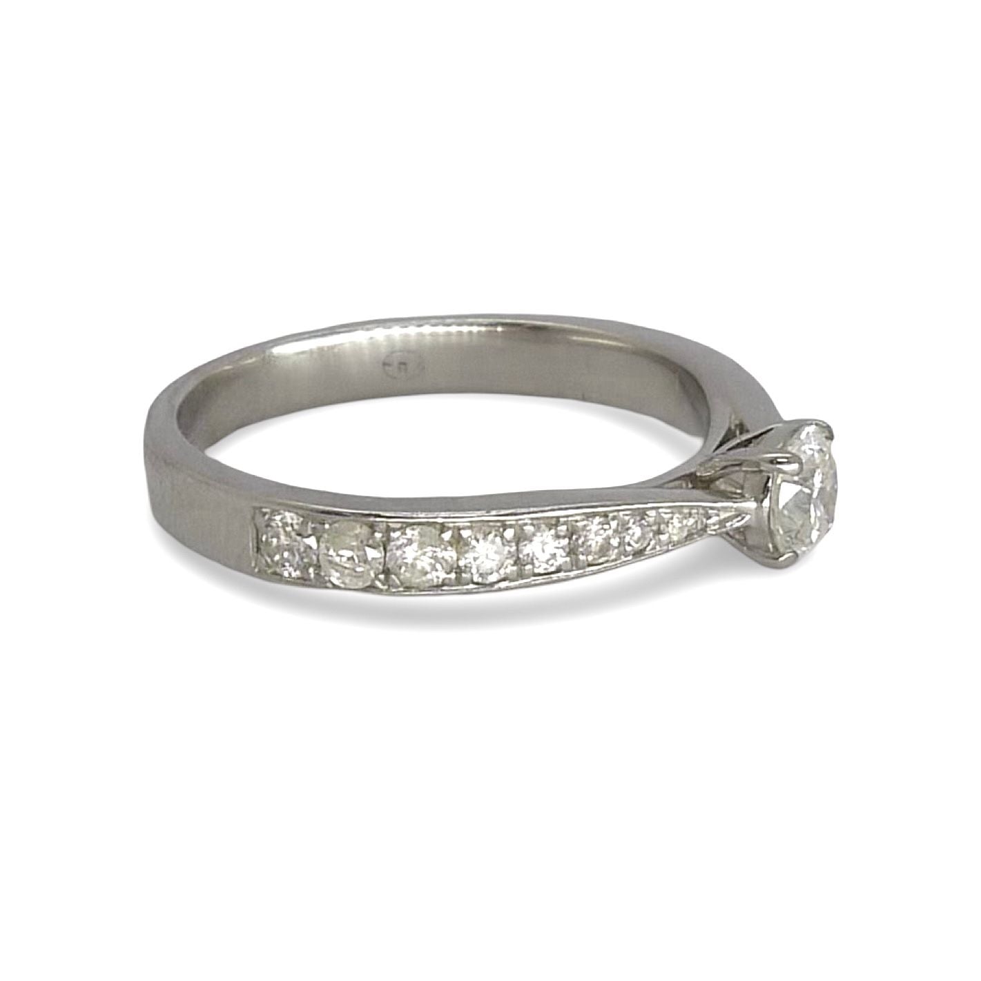 Laissez-vous séduire par cette bague en or blanc sertie de diamants étincelants pour un poids total de 0,53 ct. Élégante et intemporelle, elle apportera une touche de raffinement à chaque occasion. Idéale pour un cadeau précieux, une demande en mariage ou simplement pour sublimer votre style au quotidien.