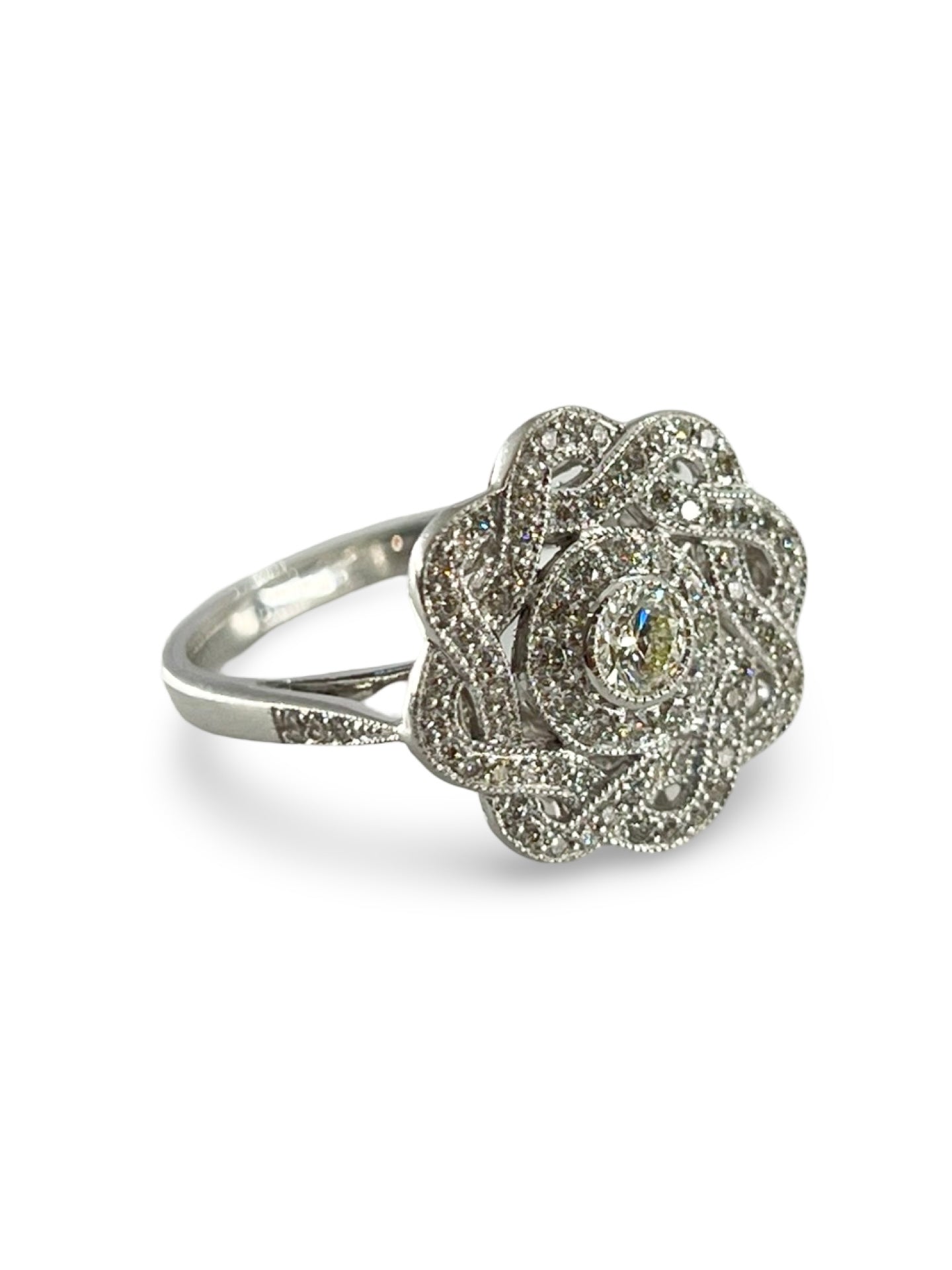 
Découvrez cette élégante bague en or blanc, sublimée par un diamant central naturel de 0,20 ct, entouré de petits diamants pour un poids total de 0,90 ct. Parfaite pour ajouter une touche de raffinement à vos tenues, cette bague en or blanc allie beauté et éclat. Idéale pour une occasion spéciale ou pour se faire plaisir.