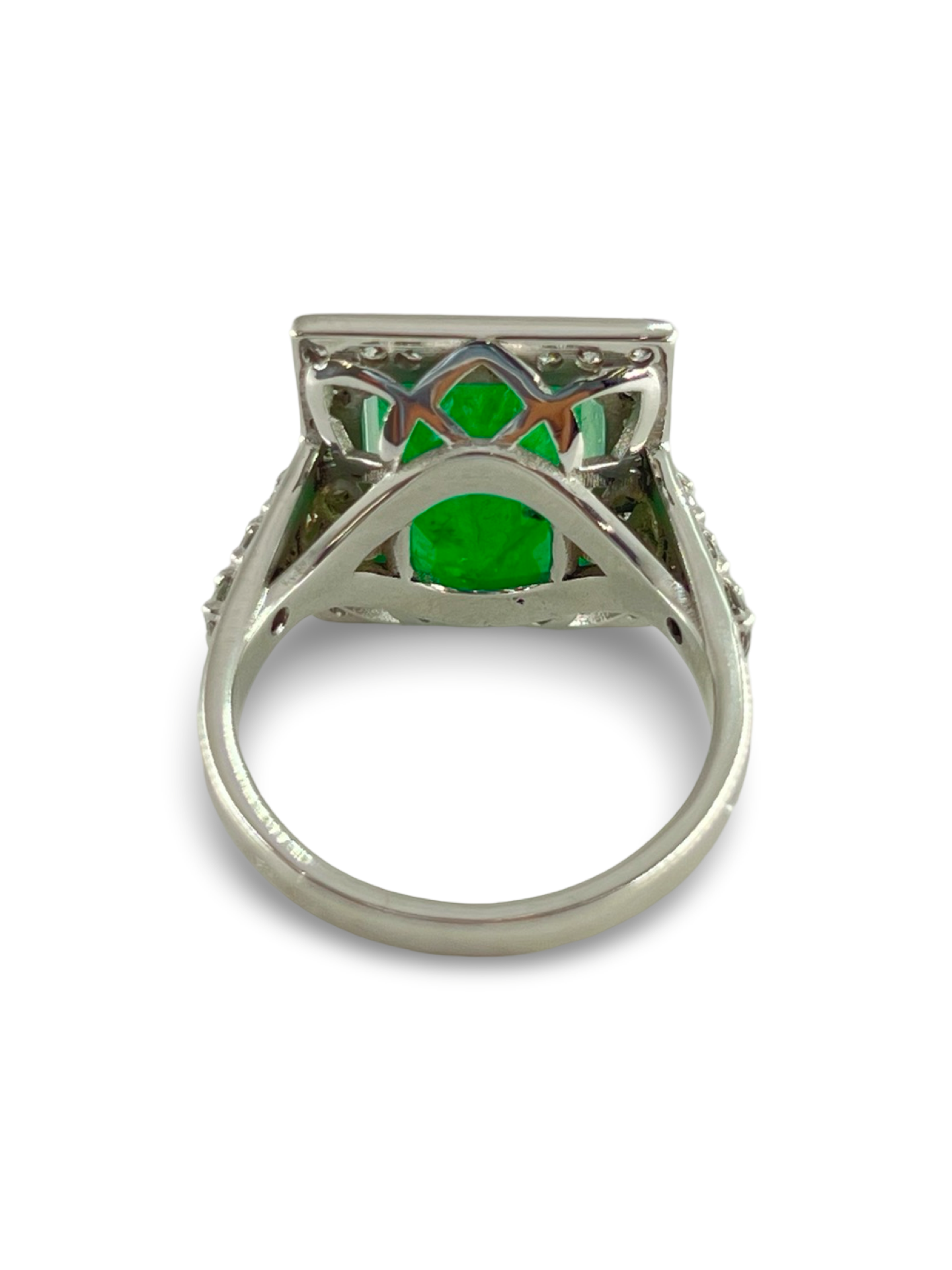 Découvrez cette magnifique bague en or blanc, mettant en valeur une émeraude naturelle de 6 carats. Rehaussée par l'éclat de diamants d'un poids total de 1,5 carat, elle combine élégance et raffinement. Parfaite pour un moment spécial, cette pièce de joaillerie saura captiver l'attention grâce à la beauté intemporelle de l'émeraude et à l'éclat subtil des diamants. Offrez ou offrez-vous ce bijou d'exception, idéal pour un anniversaire, une demande en mariage ou toute autre occasion mémorable.







