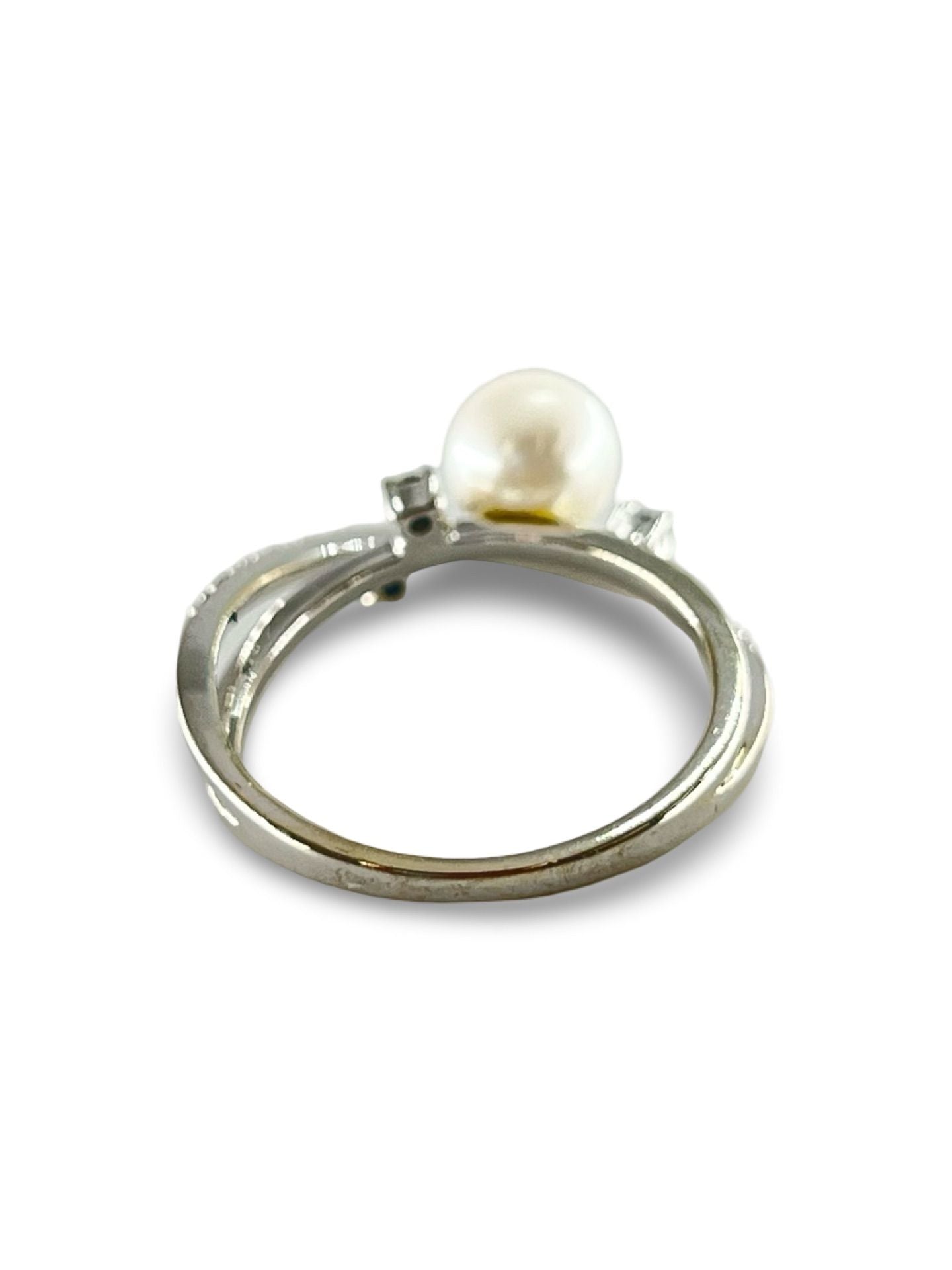 Découvrez une magnifique bague en or blanc, sertie d'une perle de 6,9 mm, accompagnée de trois diamants naturels de 0,025 ct et de vingt et un petits diamants de 0,0067 ct. Idéale pour sublimer vos occasions spéciales, cette pièce raffinée allie élégance et éclat, offrant un contraste parfait entre la douceur de la perle et le scintillement des diamants.