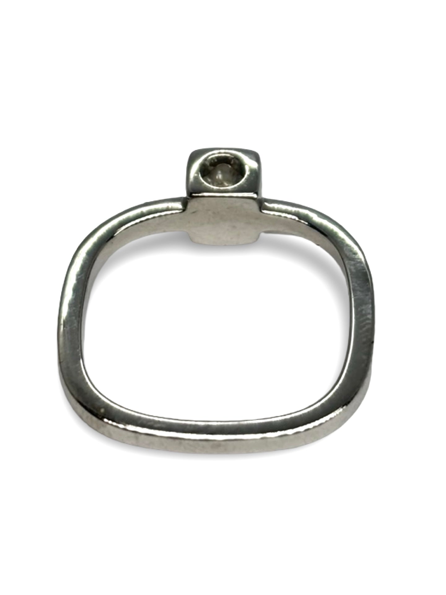 Bague en or blanc modèle "Le Cube" signé Dinh Van, sertie de 0,27 ct de diamants scintillants. Ce bijou au design moderne et épuré combine la brillance subtile des diamants à la pureté de l’or blanc, créant une pièce élégante et contemporaine, parfaite pour sublimer la main avec sophistication et style minimaliste.