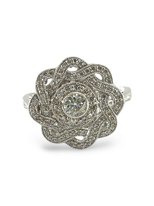 
Découvrez cette élégante bague en or blanc, sublimée par un diamant central naturel de 0,20 ct, entouré de petits diamants pour un poids total de 0,90 ct. Parfaite pour ajouter une touche de raffinement à vos tenues, cette bague en or blanc allie beauté et éclat. Idéale pour une occasion spéciale ou pour se faire plaisir.