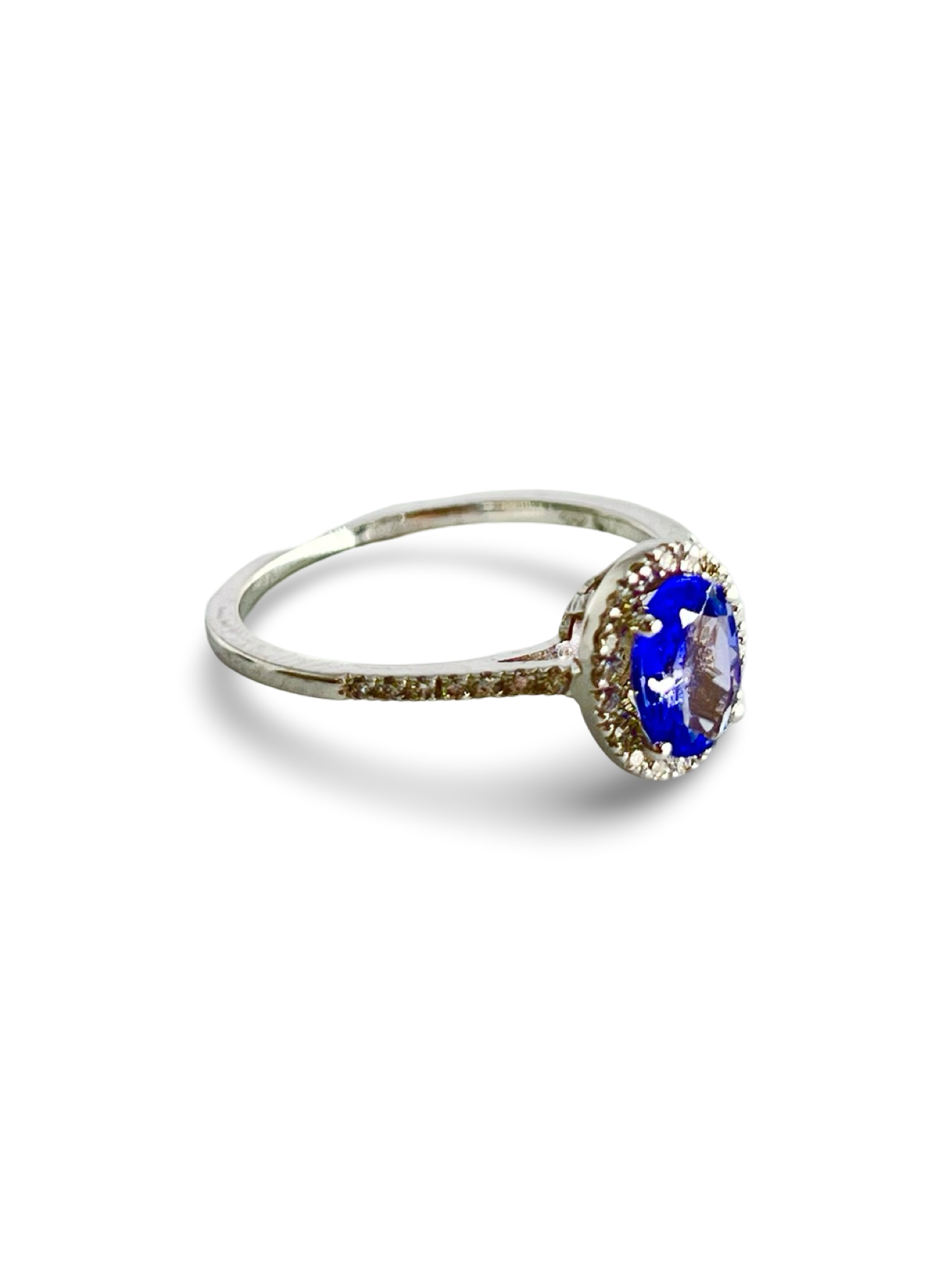 Découvrez cette élégante bague en or blanc, mettant en valeur une Tanzanite de 1 carat, entourée de 14 diamants d'environ 0,01 carat chacun. Idéale pour sublimer votre main, cette bague offre un mélange parfait de brillance et de raffinement. La Tanzanite, pierre précieuse rare, apportera une touche de couleur vibrante à votre style, tandis que les diamants ajoutent un éclat subtil.
