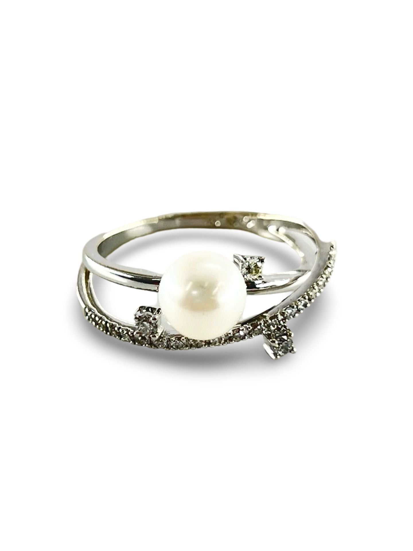 Découvrez une magnifique bague en or blanc, sertie d'une perle de 6,9 mm, accompagnée de trois diamants naturels de 0,025 ct et de vingt et un petits diamants de 0,0067 ct. Idéale pour sublimer vos occasions spéciales, cette pièce raffinée allie élégance et éclat, offrant un contraste parfait entre la douceur de la perle et le scintillement des diamants.