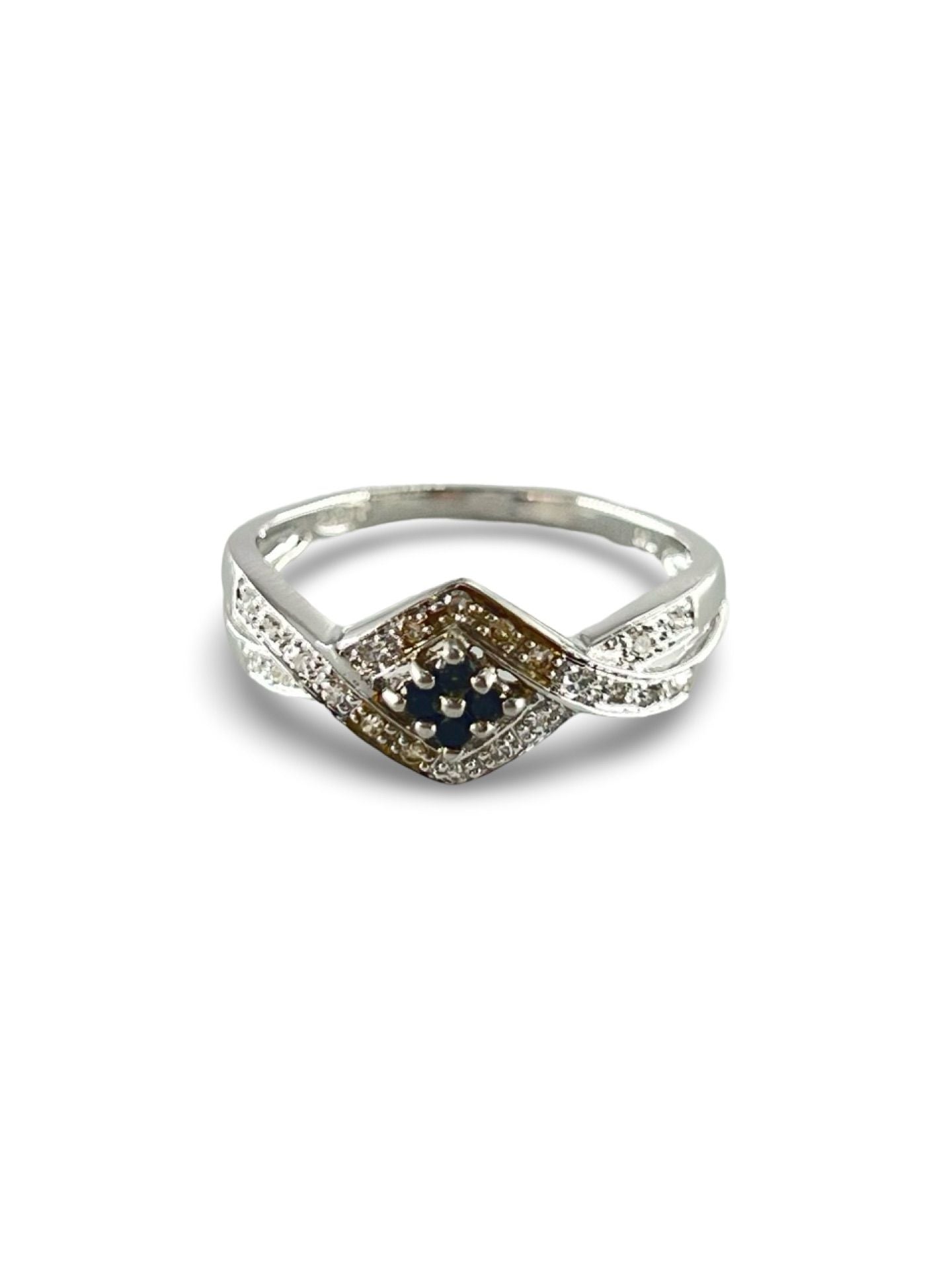 Découvrez cette élégante bague en or blanc, sublimée par des diamants naturels taillés en 8/8, dont quatre diamants noirs ajoutent une touche d'originalité et de sophistication. Un bijou unique, parfait pour ceux qui recherchent caractère dans leur collection. Cette pièce raffinée est idéale pour un cadeau mémorable ou pour sublimer votre propre style avec des diamants de qualité exceptionnelle.