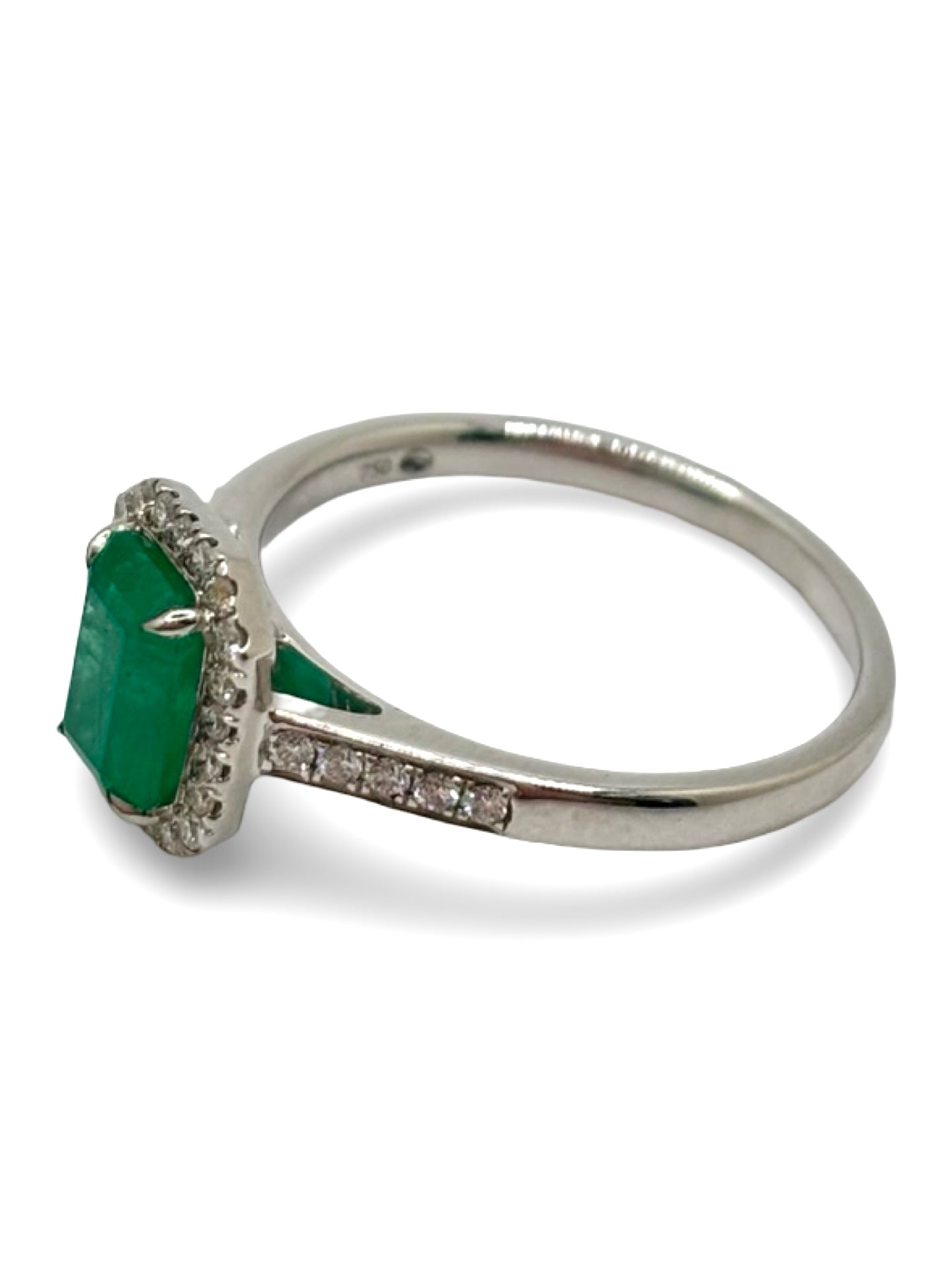 Bague en or blanc sertie d’une émeraude de 1 carat et de diamants brillants. Ce bijou raffiné met en valeur l’intensité de l’émeraude, sublimée par l’éclat des diamants, pour un rendu élégant et lumineux. Une bague de caractère, idéale pour les amateurs de joaillerie fine, de pierres précieuses et de pièces uniques au design intemporel.