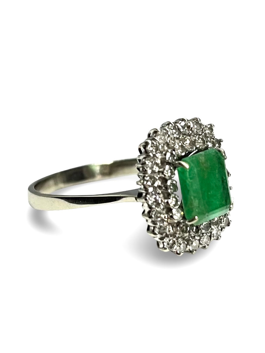 Bague en or blanc 18 carats sertie d’une émeraude de 2 carats et de diamants d’un total de 0,40 carat. Cette élégante bague fine allie la beauté intense de l’émeraude à l’éclat précieux des diamants, offrant un bijou sophistiqué et intemporel, parfait pour une occasion spéciale ou un cadeau raffiné.