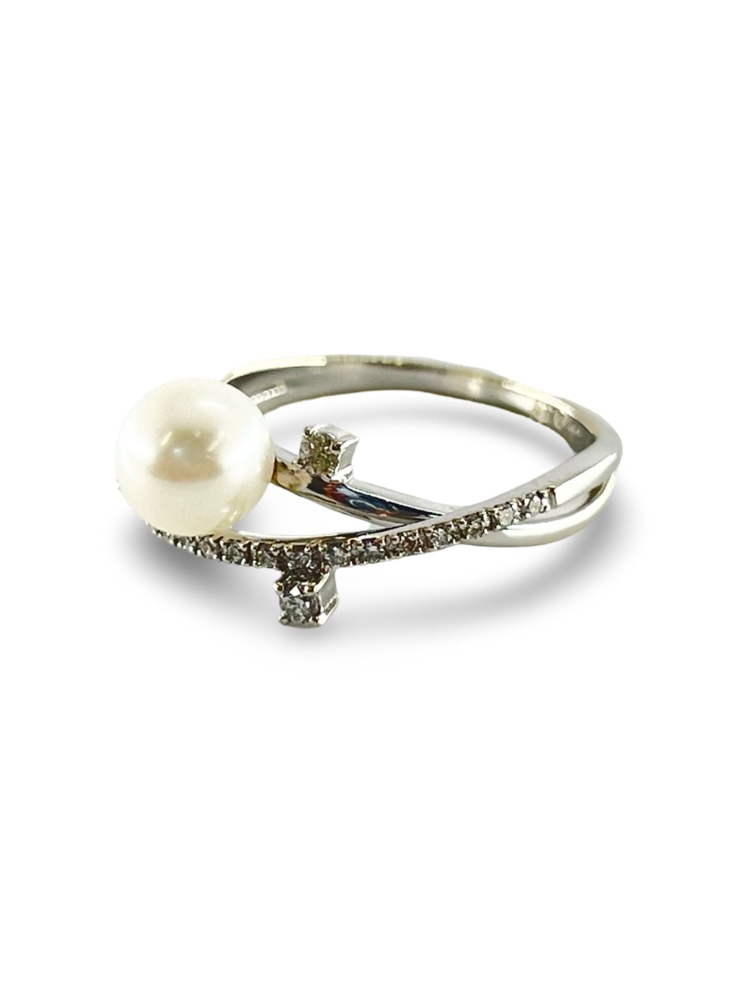 Découvrez une magnifique bague en or blanc, sertie d'une perle de 6,9 mm, accompagnée de trois diamants naturels de 0,025 ct et de vingt et un petits diamants de 0,0067 ct. Idéale pour sublimer vos occasions spéciales, cette pièce raffinée allie élégance et éclat, offrant un contraste parfait entre la douceur de la perle et le scintillement des diamants.