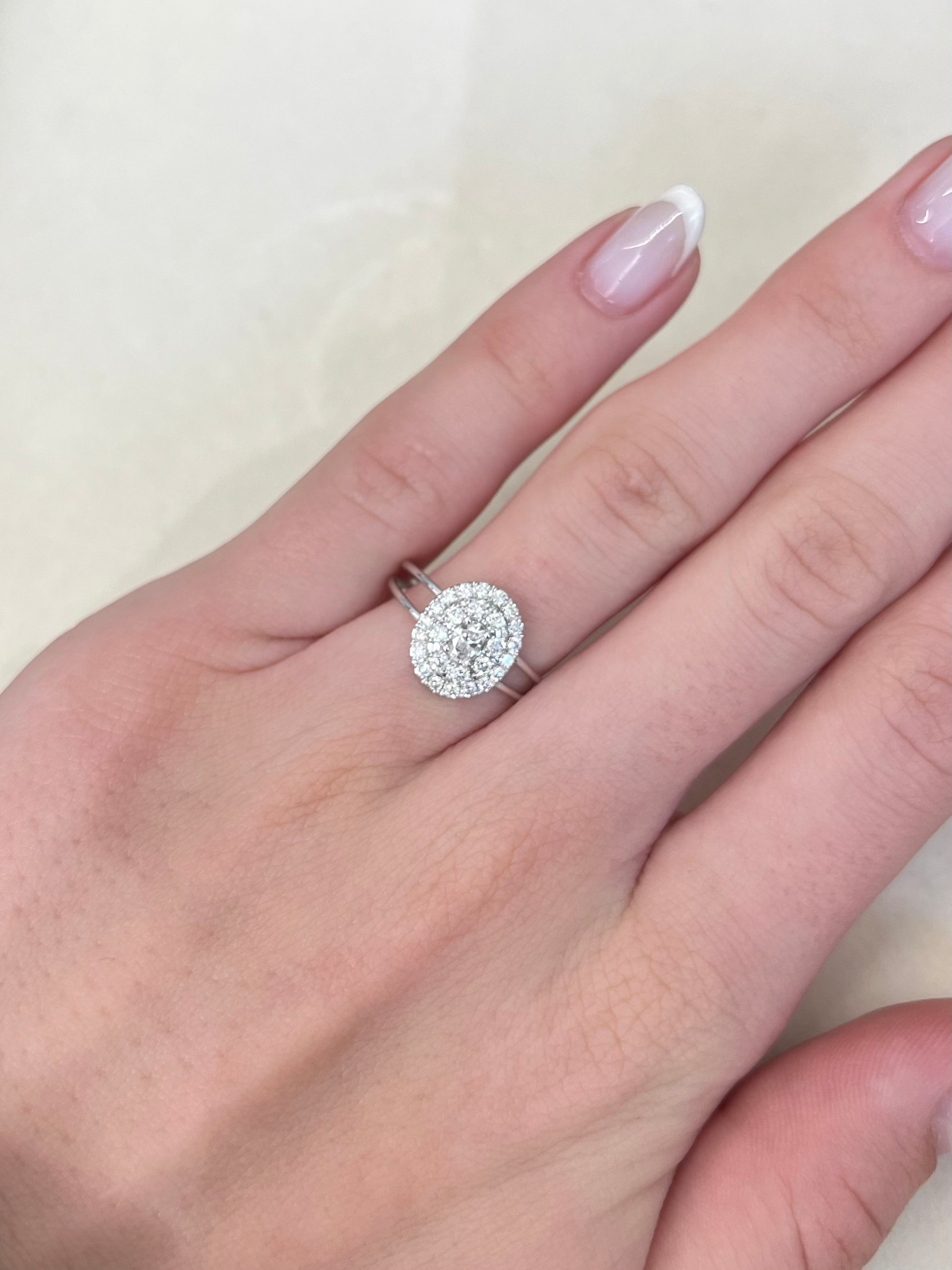 Découvrez cette élégante bague en or blanc, sublimée par un total de 0,82 carat de diamants étincelants. Idéale pour un cadeau spécial ou pour marquer un moment unique, cette bague allie raffinement et éclat. Son design intemporel et sa brillance feront de cette pièce un véritable trésor à porter au quotidien.