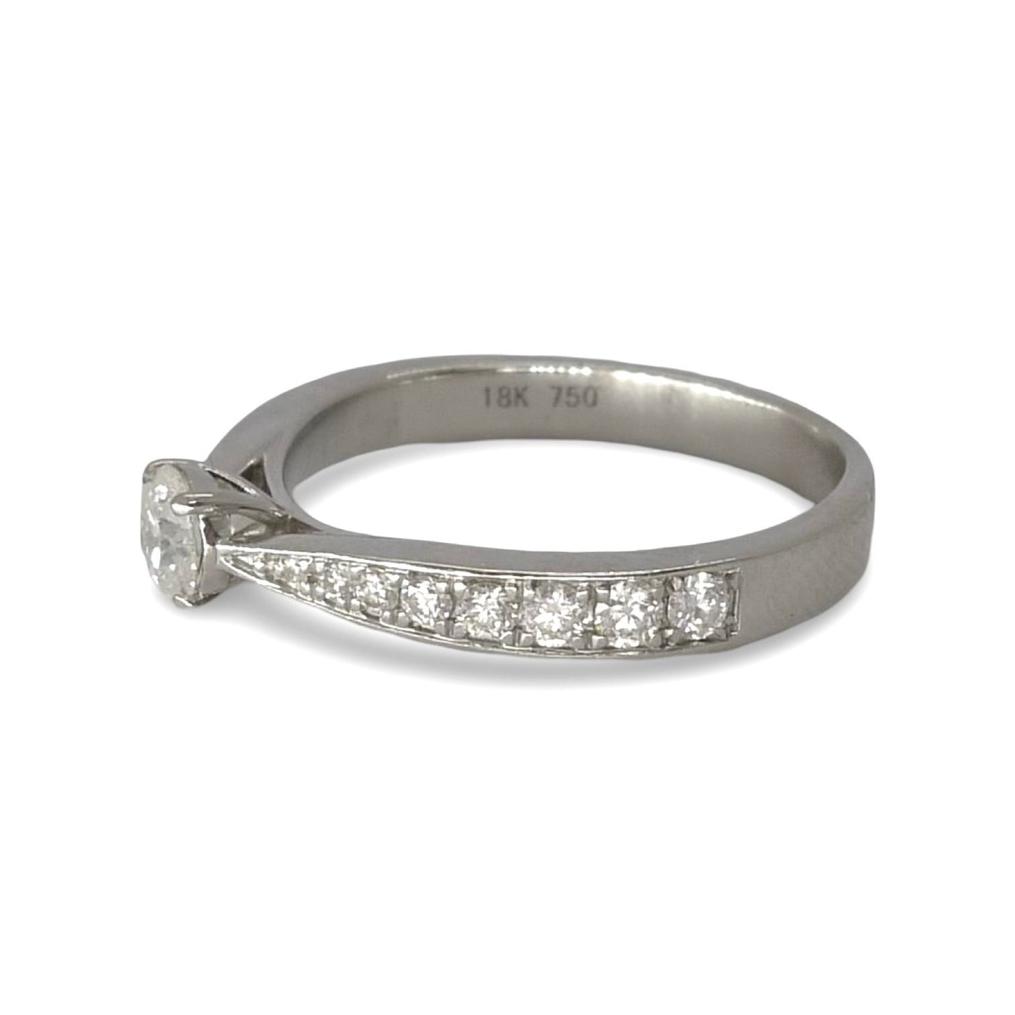 Laissez-vous séduire par cette bague en or blanc sertie de diamants étincelants pour un poids total de 0,53 ct. Élégante et intemporelle, elle apportera une touche de raffinement à chaque occasion. Idéale pour un cadeau précieux, une demande en mariage ou simplement pour sublimer votre style au quotidien.
