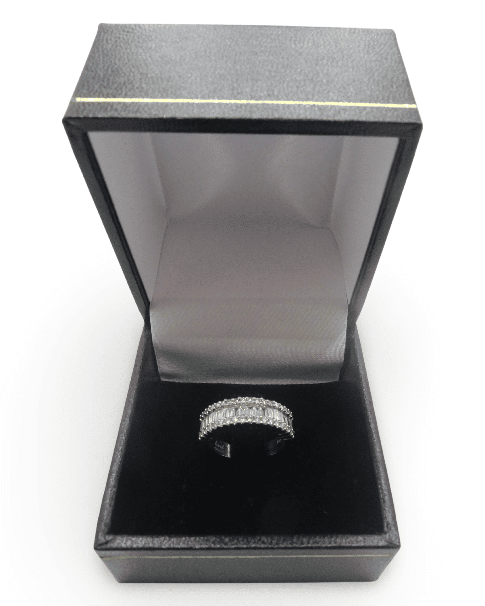 Découvrez une somptueuse bague en or blanc, sublimée par des diamants naturels d’exception taillés en baguettes et en brillants (E-F/VVS). Symbole d’élégance et de raffinement, cette pièce unique allie éclat et pureté pour un bijou d’une qualité incomparable. Livrée dans un écrin, elle saura sublimer chaque instant avec prestige et sophistication.