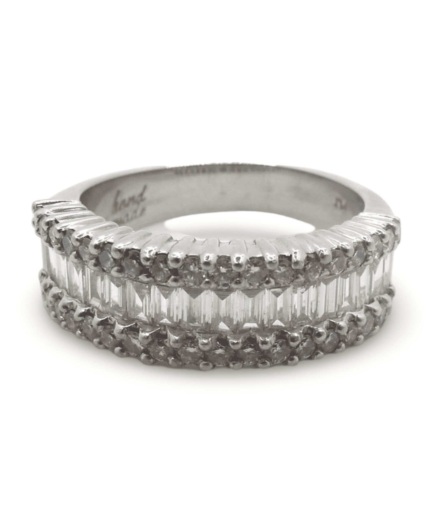 Découvrez une somptueuse bague en or blanc, sublimée par des diamants naturels d’exception taillés en baguettes et en brillants (E-F/VVS). Symbole d’élégance et de raffinement, cette pièce unique allie éclat et pureté pour un bijou d’une qualité incomparable. Livrée dans un écrin, elle saura sublimer chaque instant avec prestige et sophistication.