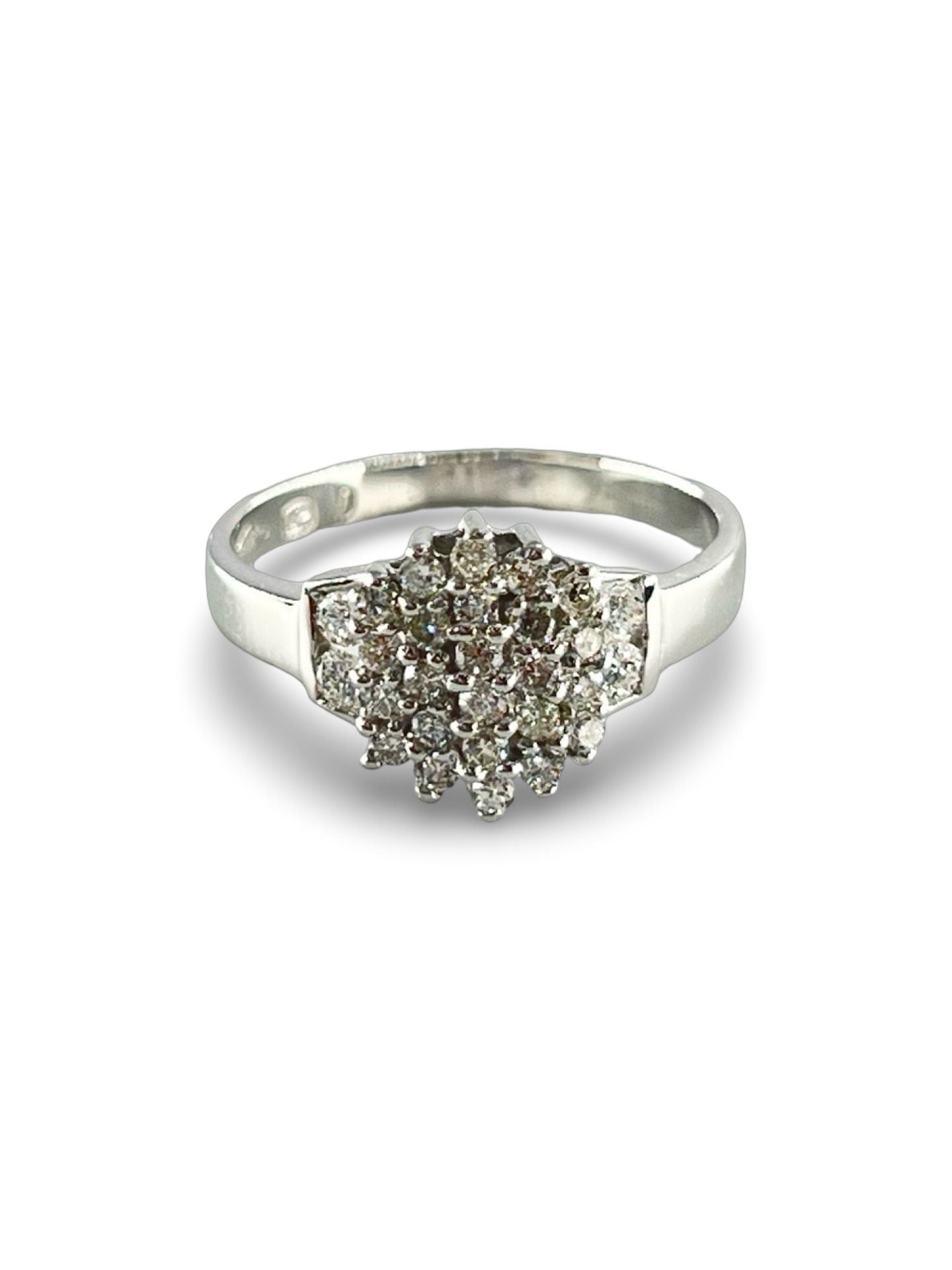Découvrez cette élégante bague en or blanc, sublimée par de magnifiques diamants d'une qualité exceptionnelle. Avec un poids total d'environ 0,54 ct, elle incarne à la fois la beauté et le raffinement. Parfaite pour marquer un moment spécial ou ajouter une touche de luxe à votre collection de bijoux, cette bague en or blanc et diamants est un choix intemporel et sophistiqué.