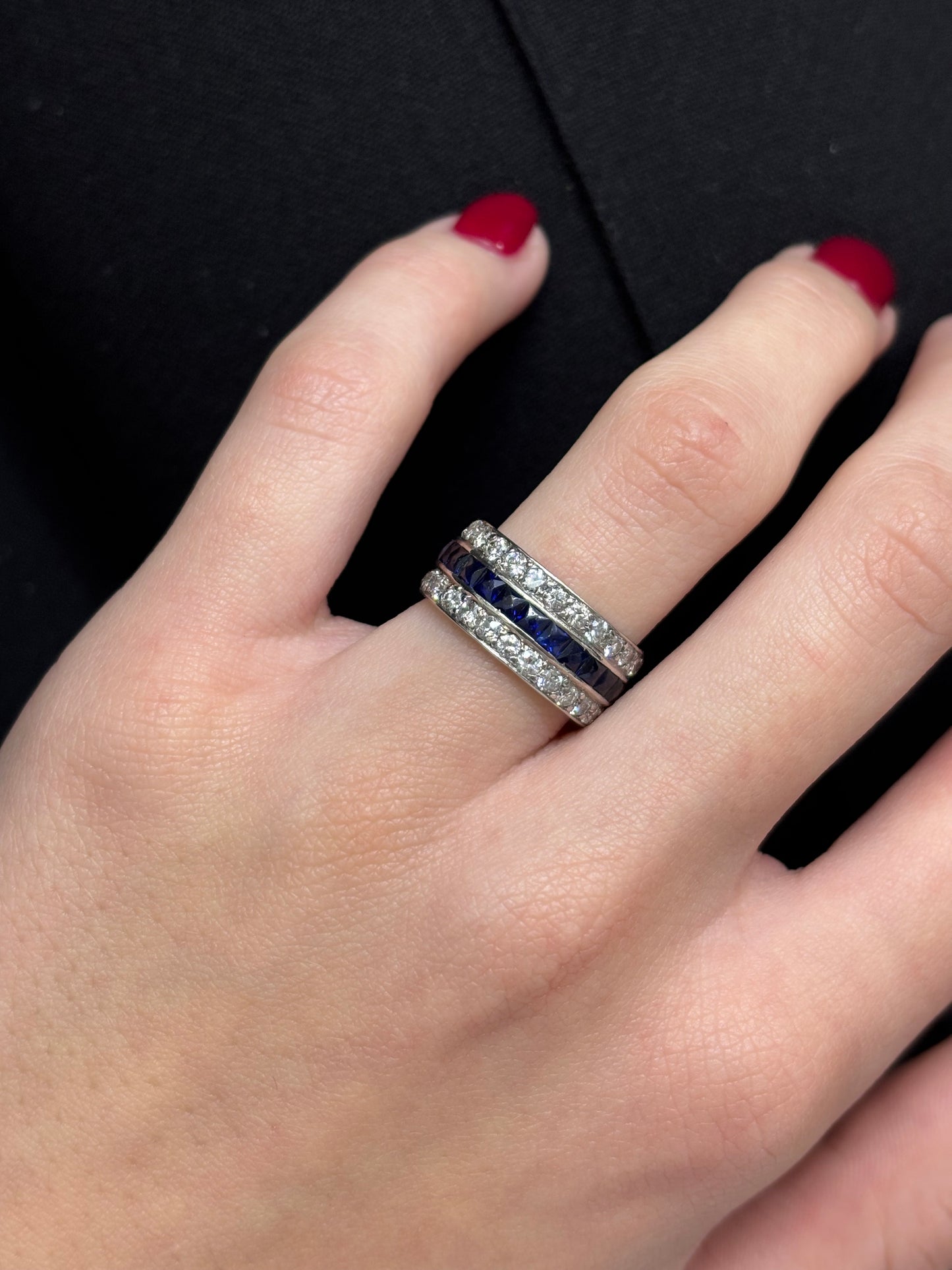 Alliance tour complet en or blanc, élégamment sertie de saphirs bleus et de diamants scintillants. Ce bijou d’exception allie raffinement et éclat, idéal pour célébrer un engagement ou un moment précieux. Chaque pierre est soigneusement sélectionnée pour sublimer l’alliance et offrir un rendu lumineux et sophistiqué.