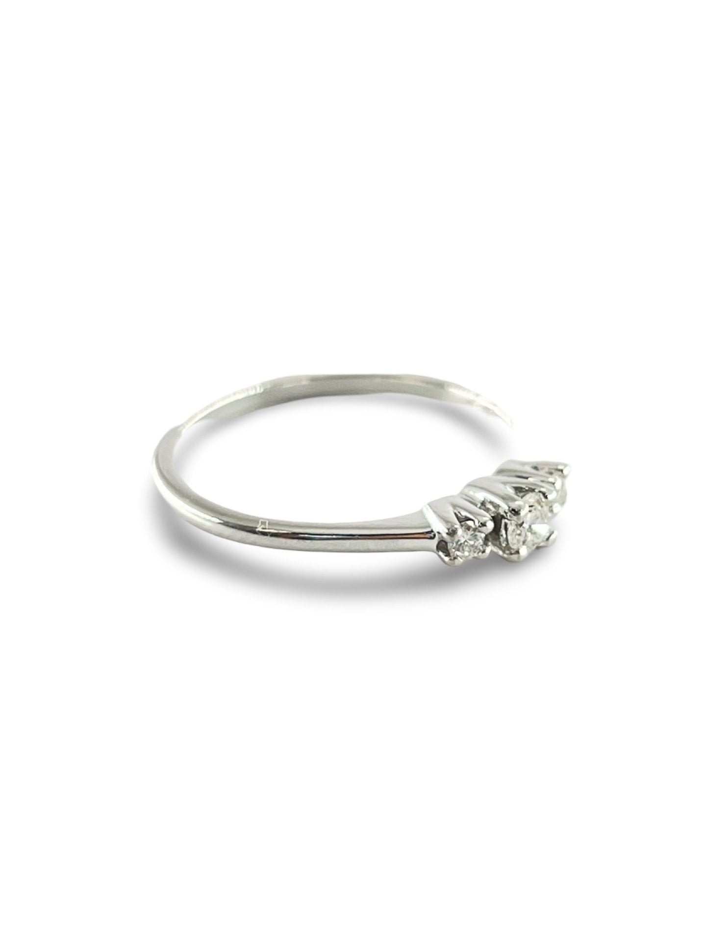 Découvrez cette élégante bague en or blanc, sublimée par des diamants d'un poids total de 0,23 carat. Parfaite pour un cadeau précieux ou pour ajouter une touche raffinée à votre collection de bijoux, cette bague combine la brillance de l'or blanc et l'éclat des diamants, offrant un bijou intemporel et sophistiqué. 