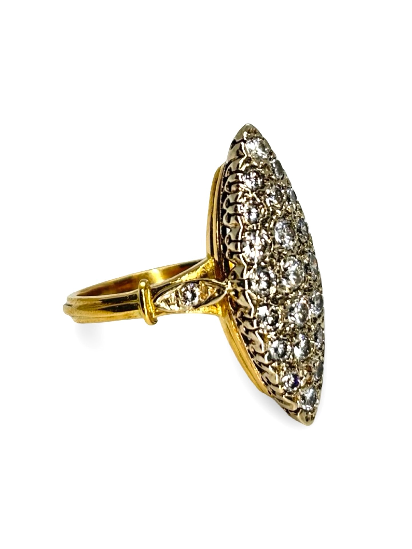 Sublimez vos moments précieux avec cette bague marquise en or blanc, sertie de diamants totalisant 1,3 carat. Élégante et raffinée, elle offre un éclat unique qui capture la lumière sous tous les angles. Parfaite pour un mariage, une fiançailles ou un cadeau d’exception, cette bague marquise allie luxe, finesse et brillance intemporelle.