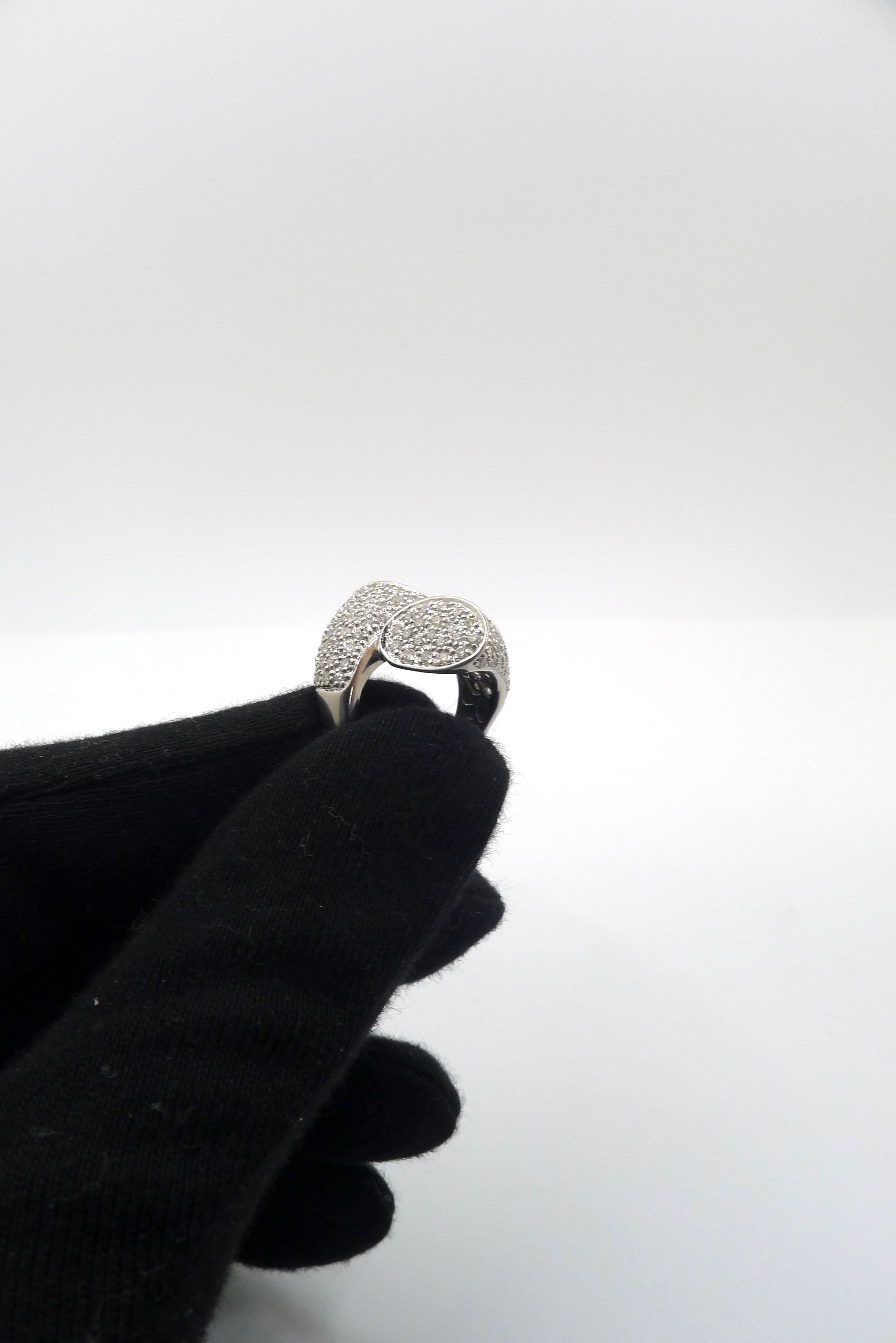 Découvrez cette superbe bague en or blanc sertie de diamants naturels taille brillant pour un poids total de 1,50 ct. Élégante et raffinée, cette bague intemporelle sublime chaque tenue avec son éclat exceptionnel. Livrée dans un écrin, elle est parfaite pour une occasion spéciale ou comme cadeau inoubliable. 