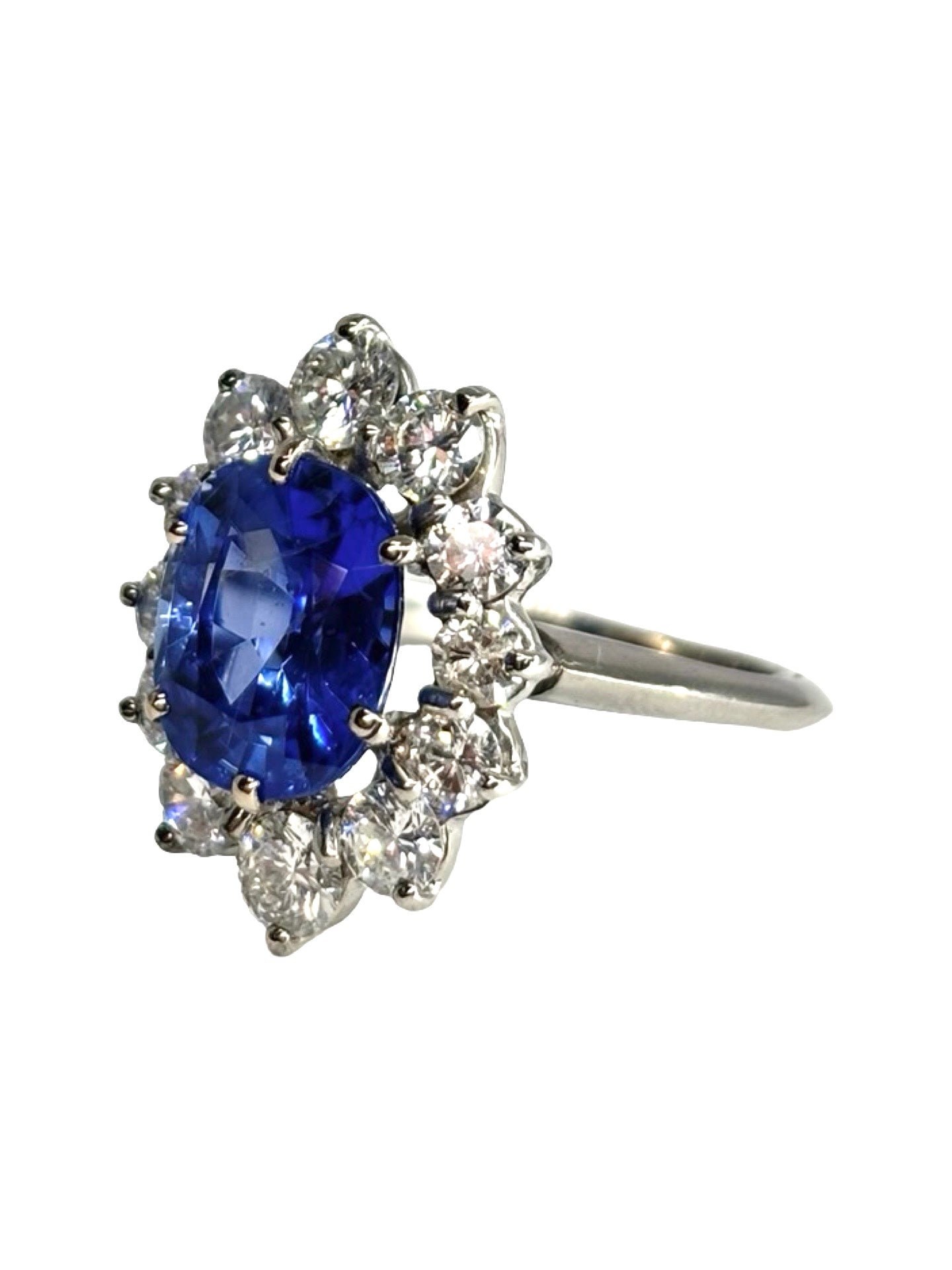 Bague marguerite en or blanc 18K sertie d’un saphir birman non chauffé de 5,58 carats, certifié par le GRS (janvier 2026). Sa couleur bleu profond, intense et veloutée illustre la rareté des saphirs naturels de Birmanie. Il est sublimé par un entourage de diamants naturels totalisant environ 2 carats. Une pièce exceptionnelle, alliant élégance intemporelle, caractère et valeur patrimoniale.