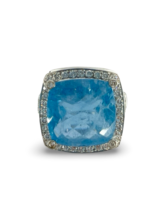 Découvrez cette somptueuse bague en or blanc, sublimée par une magnifique aigue-marine de 11,12 carats et de délicats diamants. Élégante et raffinée, cette pièce unique allie éclat et finesse pour sublimer votre style. Idéale pour une occasion spéciale ou pour enrichir votre collection de bijoux.