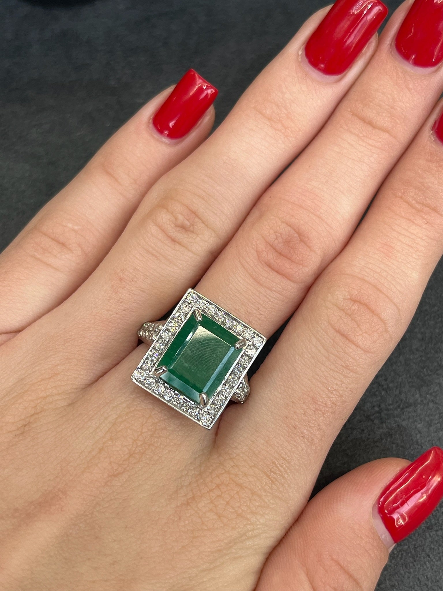 Découvrez cette magnifique bague en or blanc, mettant en valeur une émeraude naturelle de 6 carats. Rehaussée par l'éclat de diamants d'un poids total de 1,5 carat, elle combine élégance et raffinement. Parfaite pour un moment spécial, cette pièce de joaillerie saura captiver l'attention grâce à la beauté intemporelle de l'émeraude et à l'éclat subtil des diamants. Offrez ou offrez-vous ce bijou d'exception, idéal pour un anniversaire, une demande en mariage ou toute autre occasion mémorable.







