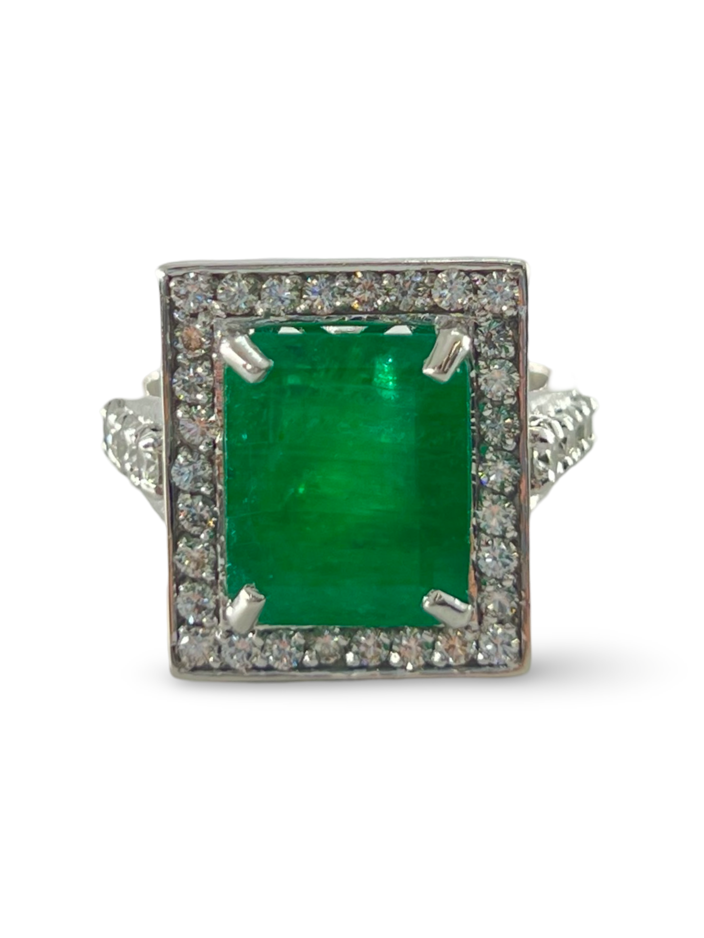 Découvrez cette magnifique bague en or blanc, mettant en valeur une émeraude naturelle de 6 carats. Rehaussée par l'éclat de diamants d'un poids total de 1,5 carat, elle combine élégance et raffinement. Parfaite pour un moment spécial, cette pièce de joaillerie saura captiver l'attention grâce à la beauté intemporelle de l'émeraude et à l'éclat subtil des diamants. Offrez ou offrez-vous ce bijou d'exception, idéal pour un anniversaire, une demande en mariage ou toute autre occasion mémorable.







