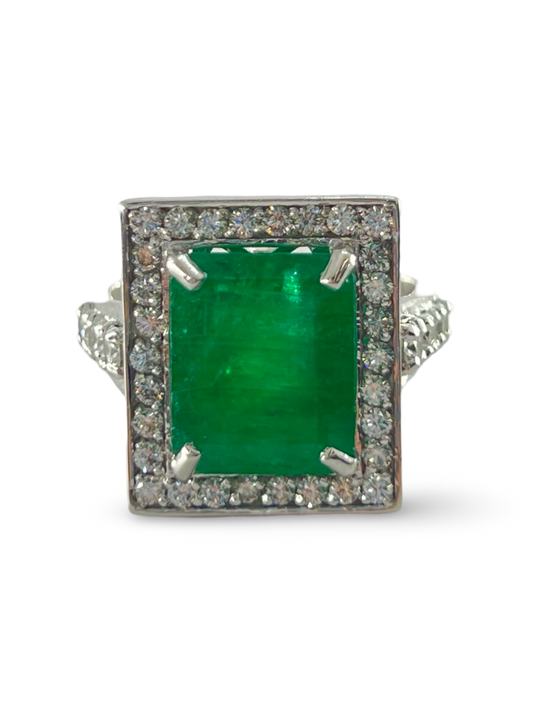 Découvrez cette magnifique bague en or blanc, mettant en valeur une émeraude naturelle de 6 carats. Rehaussée par l'éclat de diamants d'un poids total de 1,5 carat, elle combine élégance et raffinement. Parfaite pour un moment spécial, cette pièce de joaillerie saura captiver l'attention grâce à la beauté intemporelle de l'émeraude et à l'éclat subtil des diamants. Offrez ou offrez-vous ce bijou d'exception, idéal pour un anniversaire, une demande en mariage ou toute autre occasion mémorable.







