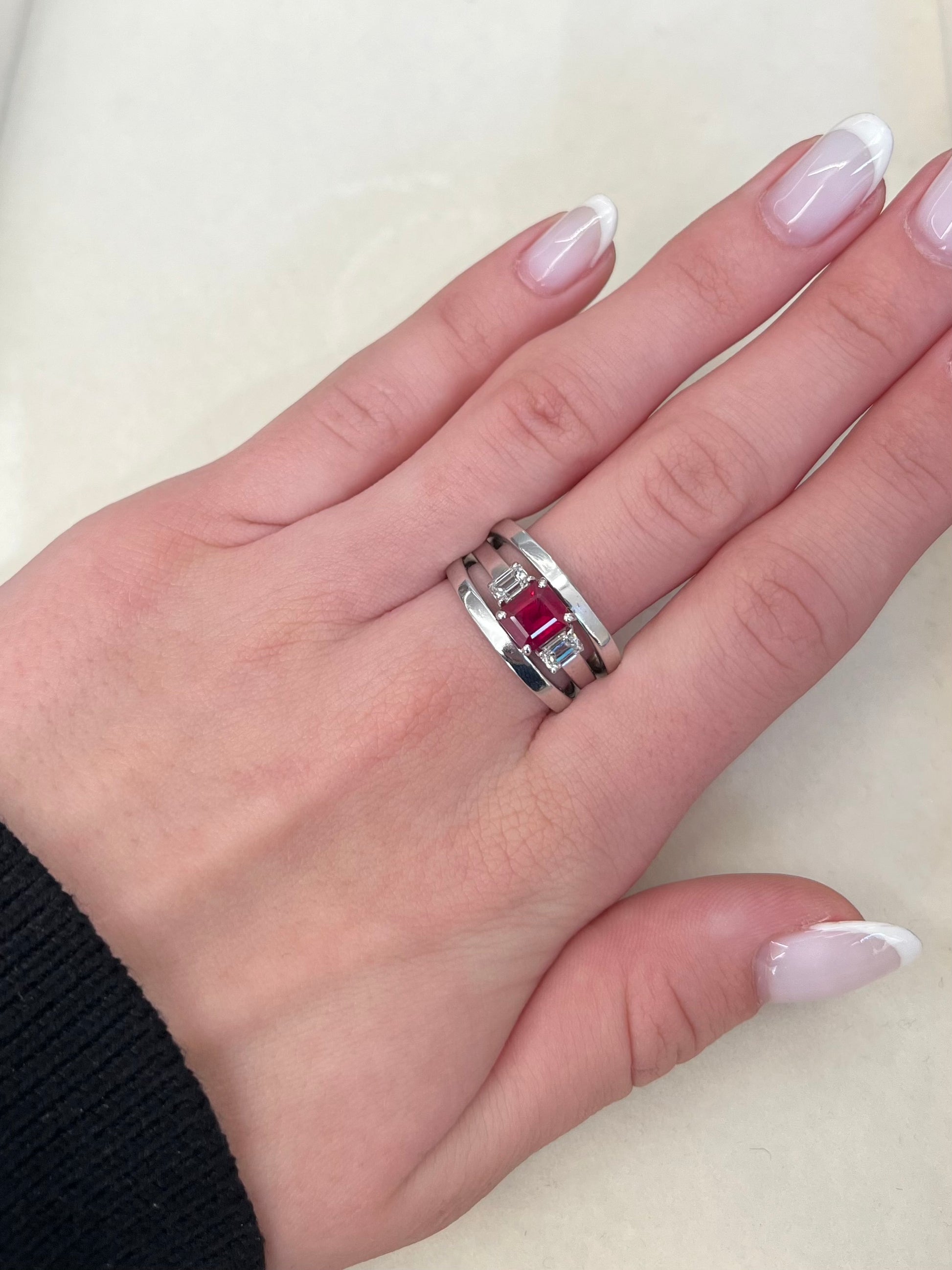 Découvrez cette magnifique bague en or blanc, sublimée par un rubis de 1,40 ct et des diamants taillés en émeraude. Un bijou d'exception, livré dans un écrin raffiné. Cette bague, alliant l'élégance du rubis et la brillance des diamants, sera un cadeau idéal pour une occasion spéciale.