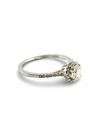 Découvrez notre élégante bague solitaire en or blanc, mise en valeur par un diamant naturel de 0,54 ct, qualité F-SI2. Ce bijou raffiné est sublimé par 12 petits diamants d’un poids total de 0,10 ct, ajoutant une touche de brillance subtile. Parfaite pour un cadeau spécial ou pour célébrer un moment unique, cette bague incarne l'élégance et la finesse.