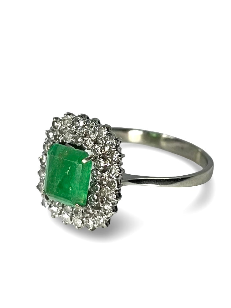 Bague en or blanc 18 carats sertie d’une émeraude de 2 carats et de diamants d’un total de 0,40 carat. Cette élégante bague fine allie la beauté intense de l’émeraude à l’éclat précieux des diamants, offrant un bijou sophistiqué et intemporel, parfait pour une occasion spéciale ou un cadeau raffiné.