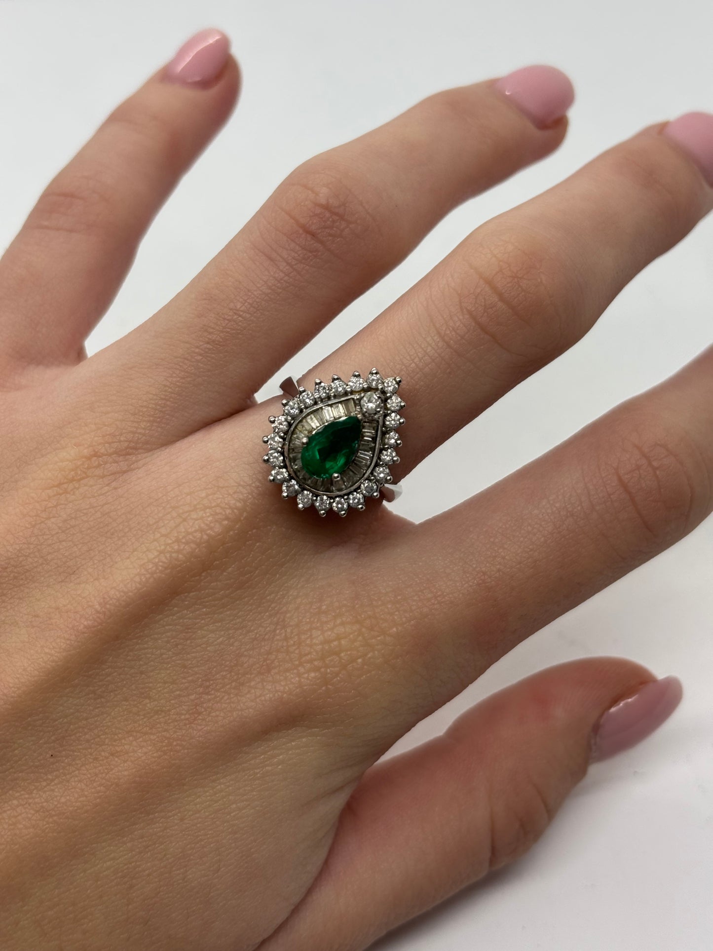 Bague en or blanc sertie d’une émeraude de 1,2 carat, mise en valeur par 1 carat de diamants scintillants. Ce bijou raffiné associe l’éclat vif de l’émeraude et la brillance des diamants pour créer une pièce élégante et intemporelle. Idéale pour sublimer la main avec une touche de luxe et de sophistication.