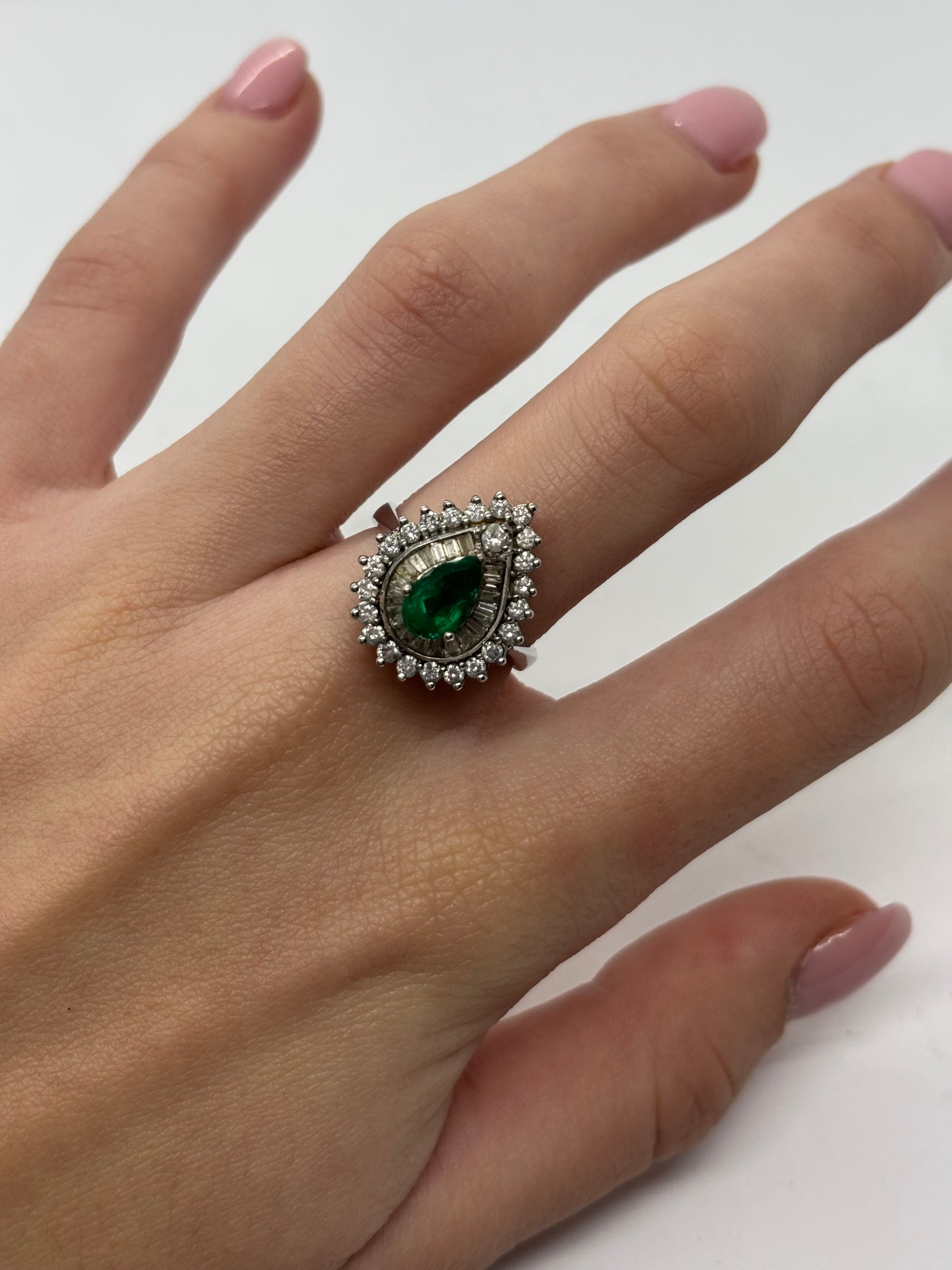Bague en or blanc sertie d’une émeraude de 1,2 carat, mise en valeur par 1 carat de diamants scintillants. Ce bijou raffiné associe l’éclat vif de l’émeraude et la brillance des diamants pour créer une pièce élégante et intemporelle. Idéale pour sublimer la main avec une touche de luxe et de sophistication.