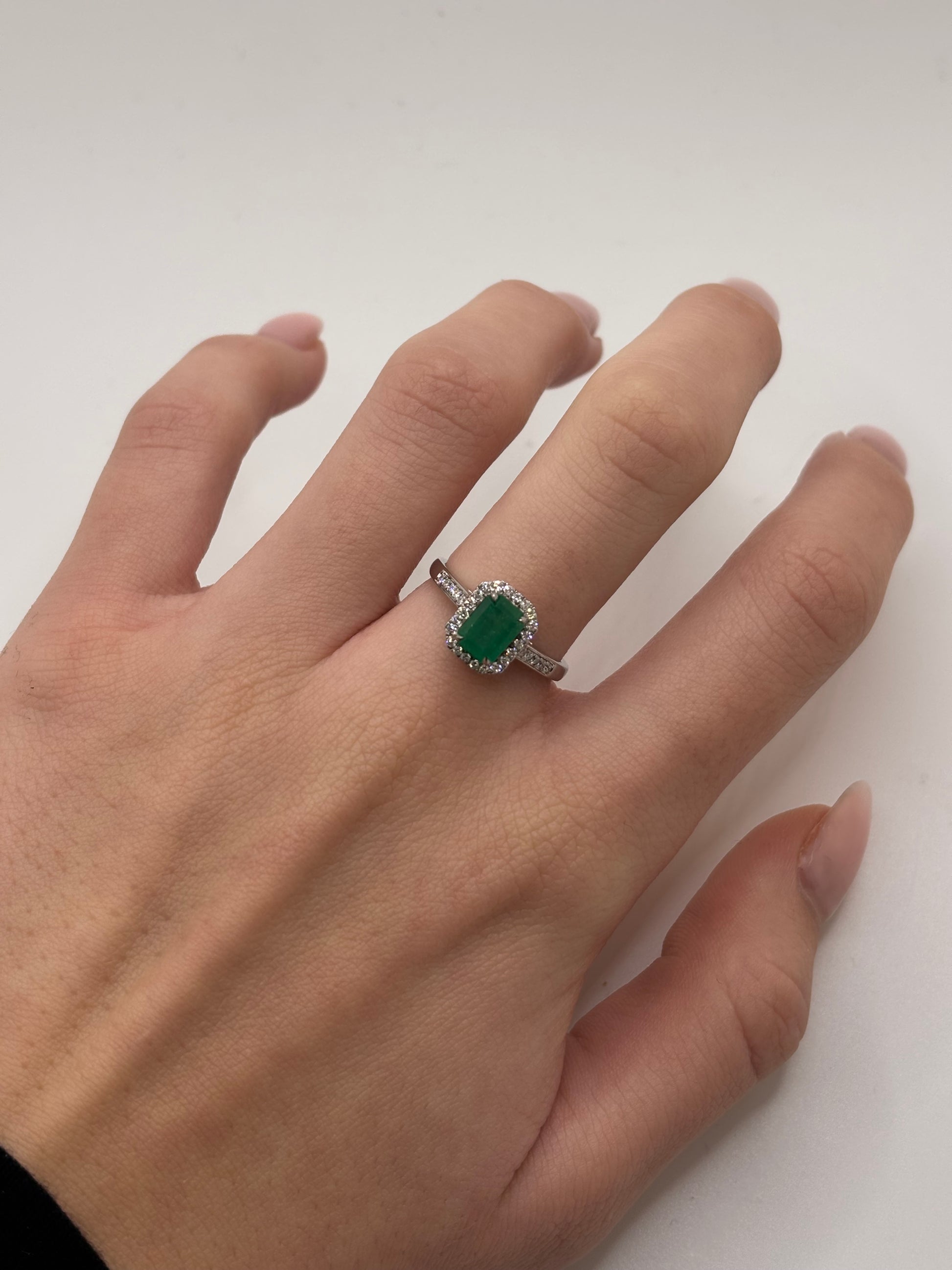 Bague en or blanc sertie d’une émeraude de 1 carat et de diamants brillants. Ce bijou raffiné met en valeur l’intensité de l’émeraude, sublimée par l’éclat des diamants, pour un rendu élégant et lumineux. Une bague de caractère, idéale pour les amateurs de joaillerie fine, de pierres précieuses et de pièces uniques au design intemporel.