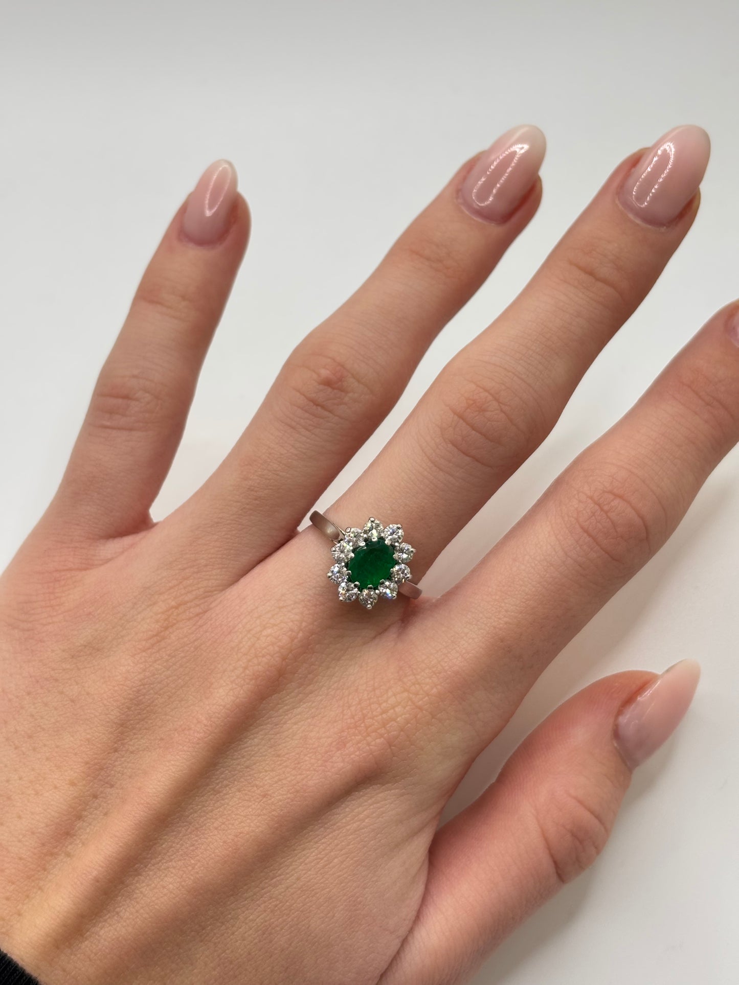 Bague en or blanc sertie d’une émeraude centrale de 1 carat accompagnée de diamants totalisant 0,80 carat. Ce bijou précieux met en valeur le contraste entre le vert intense de l’émeraude et l’éclat lumineux des diamants. Élégante et raffinée, cette bague en or blanc est idéale pour une occasion spéciale, une bague de fiançailles ou un bijou de caractère intemporel.