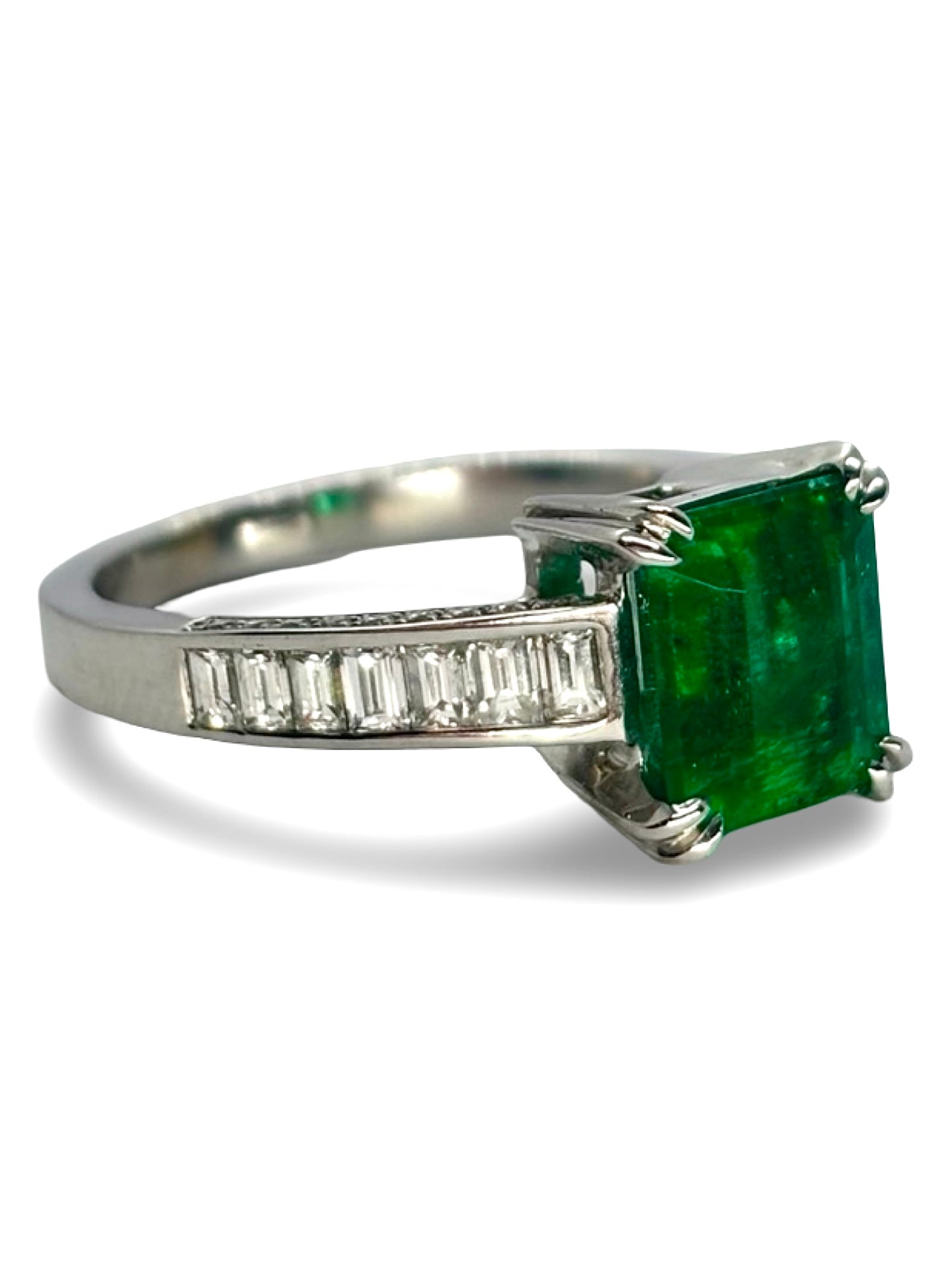 Bague en or blanc élégante, sertie d’une émeraude de 3 carats et de diamants totalisant 0,48 ct. Ce bijou raffiné allie l’éclat intense de l’émeraude à la brillance subtile des diamants, parfait pour un cadeau ou une occasion spéciale. Anneau précieux en or blanc, idéal pour les amateurs de pierres fines et de joaillerie de luxe.