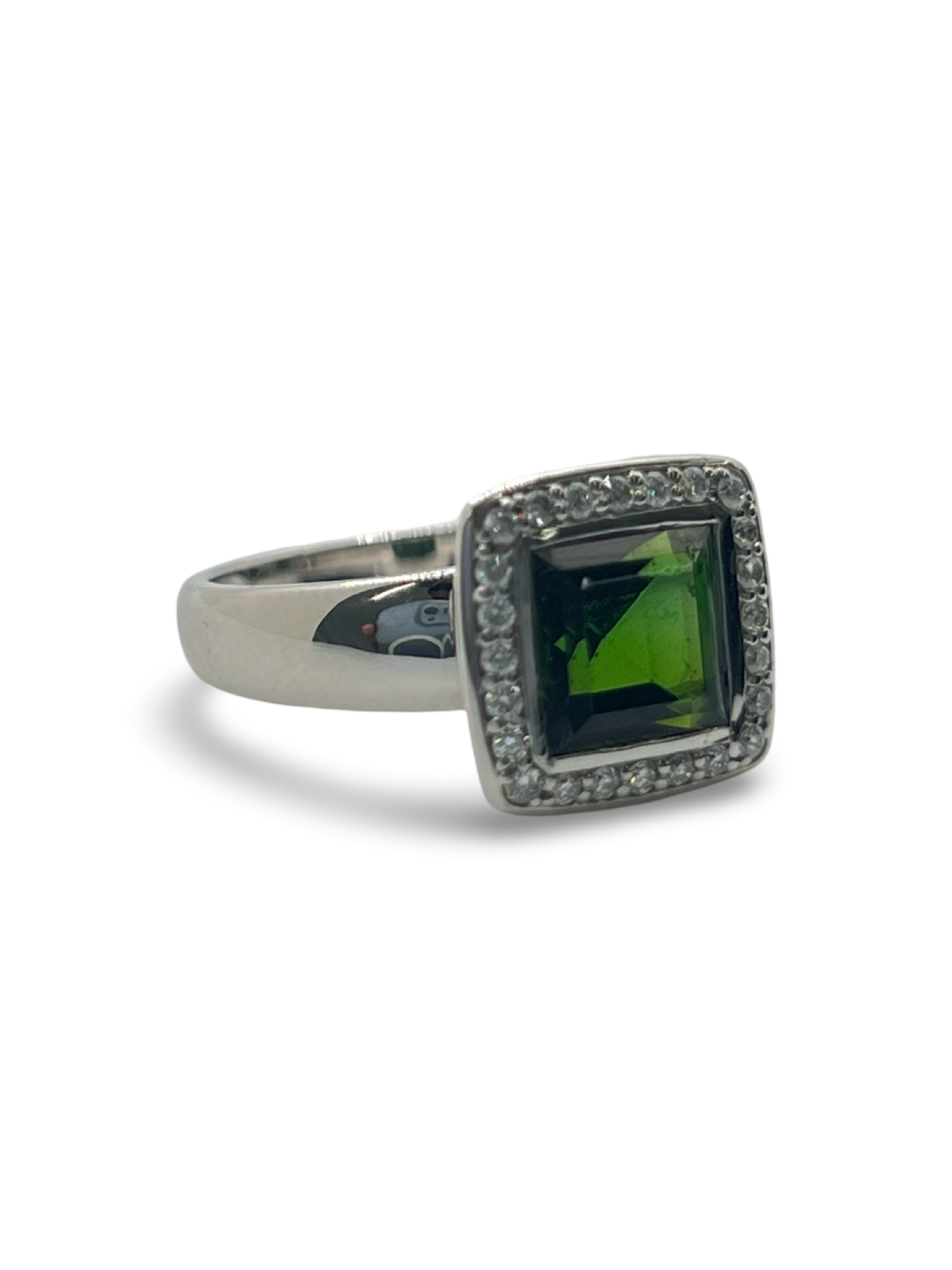 Découvrez cette élégante bague en or blanc, sertie d'une tourmaline verte de 2 carats environ, accompagnée de diamants scintillants. Ce bijou raffiné est présenté dans un écrin élégant, parfait pour offrir un cadeau précieux. Idéale pour toutes les occasions spéciales, cette bague combine la beauté de l'or blanc et l'éclat unique de la tourmaline verte, sublimée par la brillance des diamants.