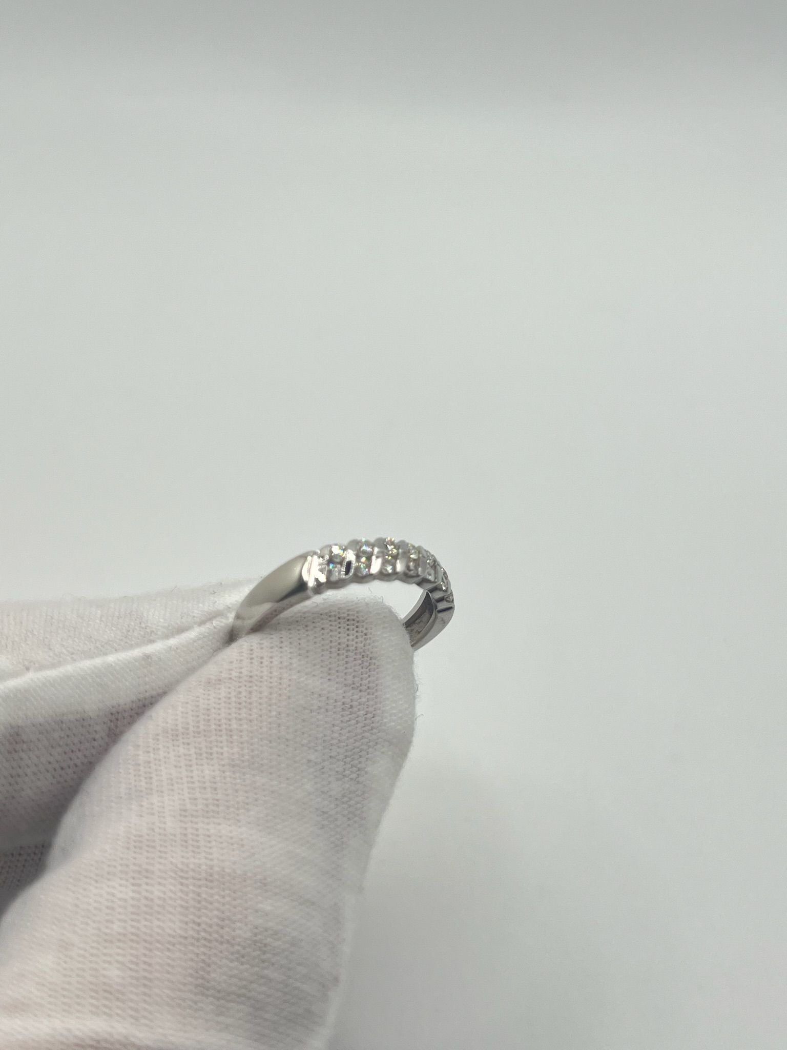 Découvrez cette élégante bague en or blanc, sublimée par 14 diamants naturels d’environ 0,015 ct chacun, pour un total de 0,21 ct. Son design raffiné et lumineux en fait un bijou intemporel, idéal pour une occasion spéciale ou à porter au quotidien. Laissez-vous séduire par l’éclat unique de cette bague sertie de diamants, symbole d’élégance et de raffinement.