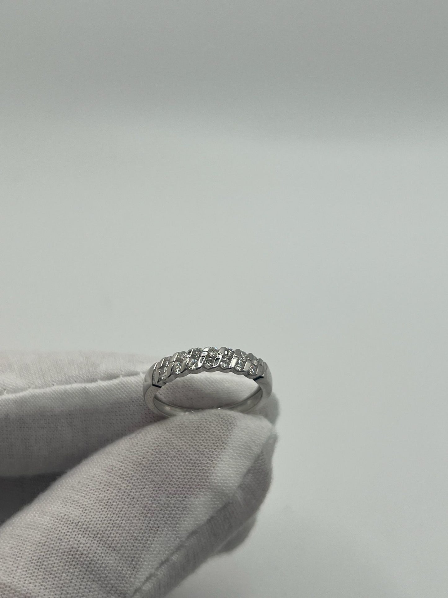 Découvrez cette élégante bague en or blanc, sublimée par 14 diamants naturels d’environ 0,015 ct chacun, pour un total de 0,21 ct. Son design raffiné et lumineux en fait un bijou intemporel, idéal pour une occasion spéciale ou à porter au quotidien. Laissez-vous séduire par l’éclat unique de cette bague sertie de diamants, symbole d’élégance et de raffinement.