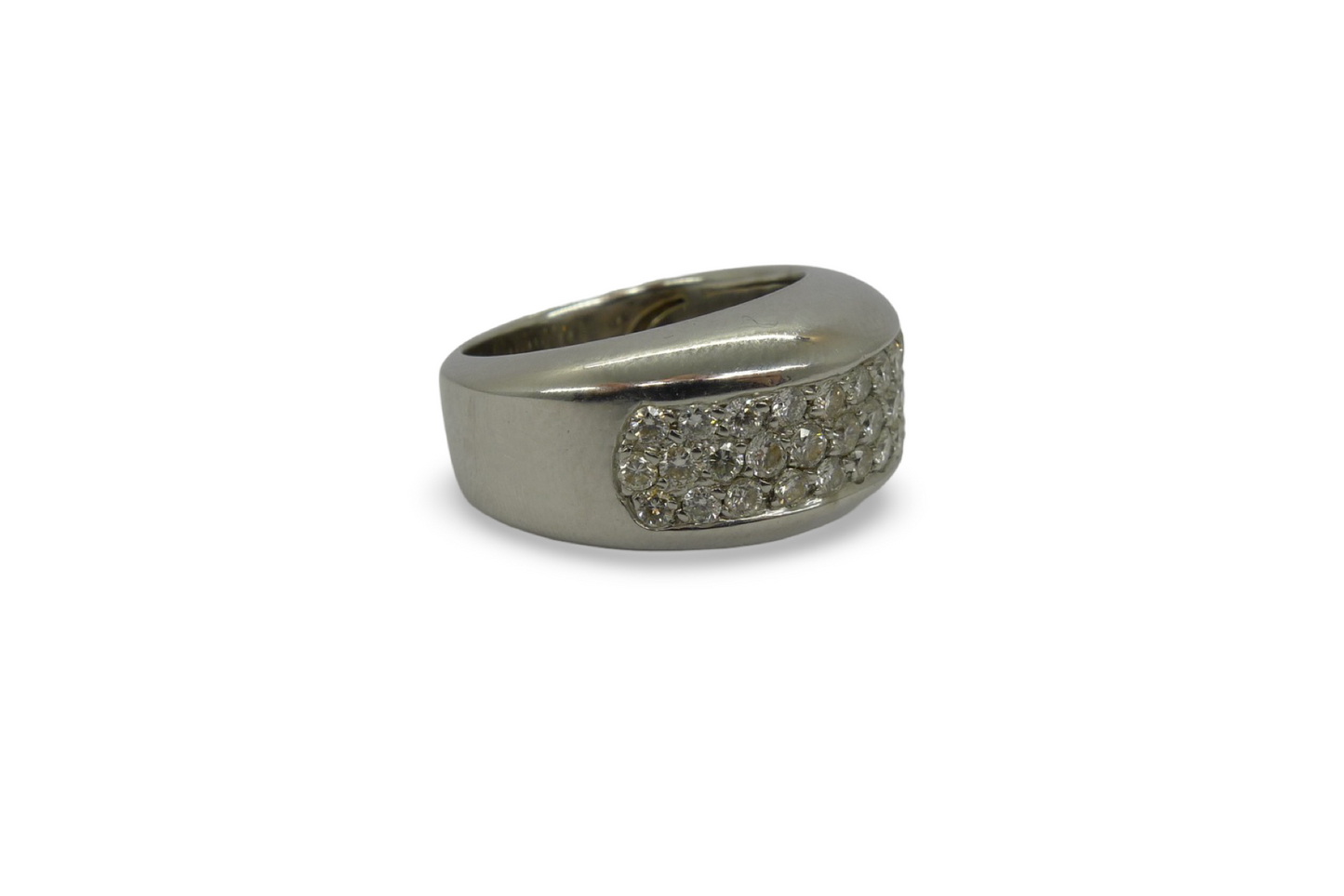 Découvrez notre superbe bague en or blanc ornée de 46 diamants naturels taillés en brillants, offrant un éclat incomparable. Avec un poids total d’environ 1 carat, cette bague allie luxe et finesse pour sublimer chaque occasion. Idéale pour un cadeau ou pour compléter une collection de bijoux intemporels, cette pièce exceptionnelle incarne l’élégance et la sophistication.
