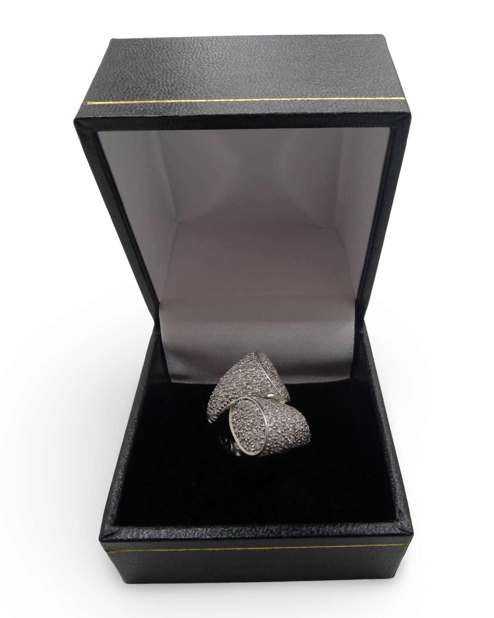 Découvrez cette superbe bague en or blanc sertie de diamants naturels taille brillant pour un poids total de 1,50 ct. Élégante et raffinée, cette bague intemporelle sublime chaque tenue avec son éclat exceptionnel. Livrée dans un écrin, elle est parfaite pour une occasion spéciale ou comme cadeau inoubliable. 